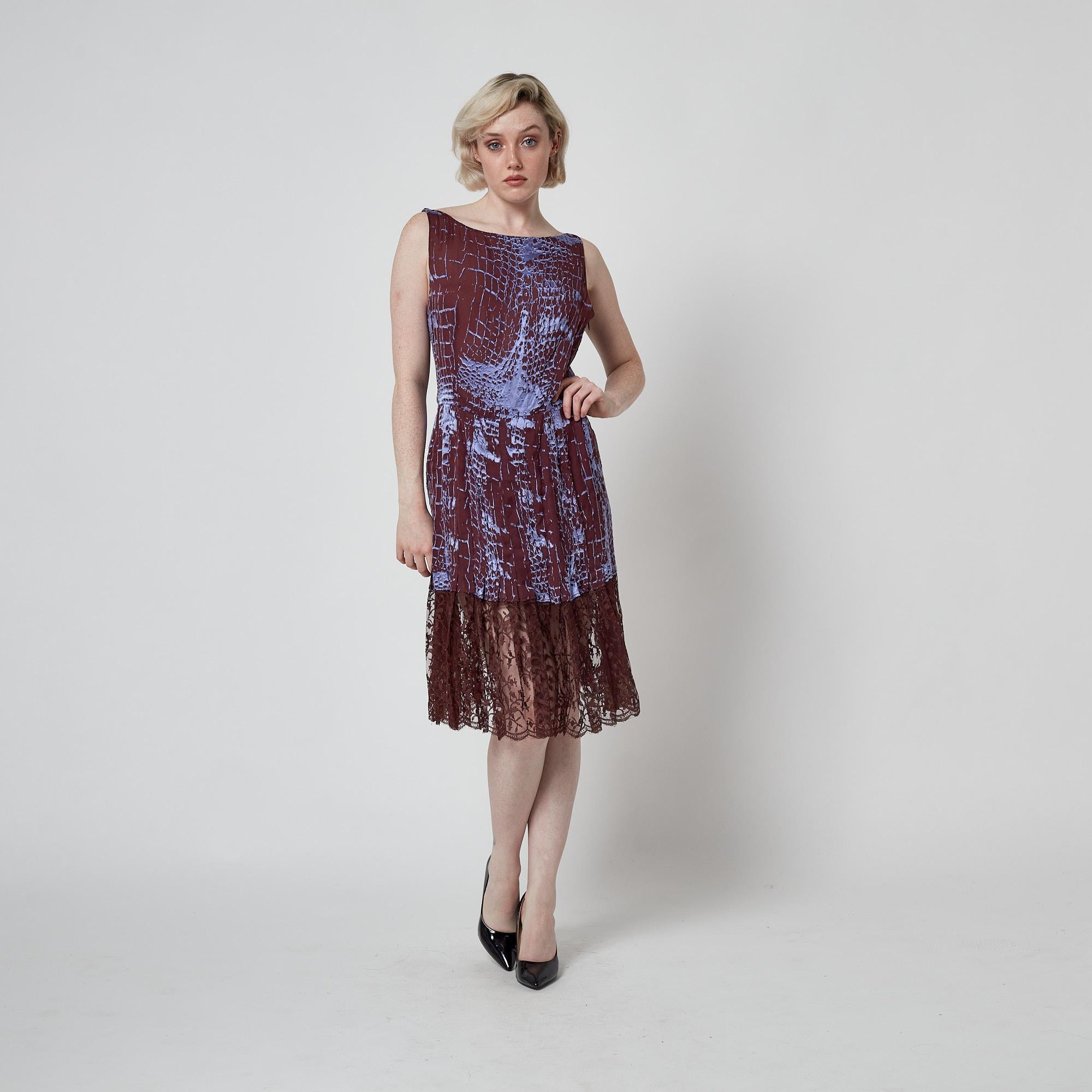 1997 Valentino Vestito Devore in velluto e pizzo marrone e lilla in vendita 1