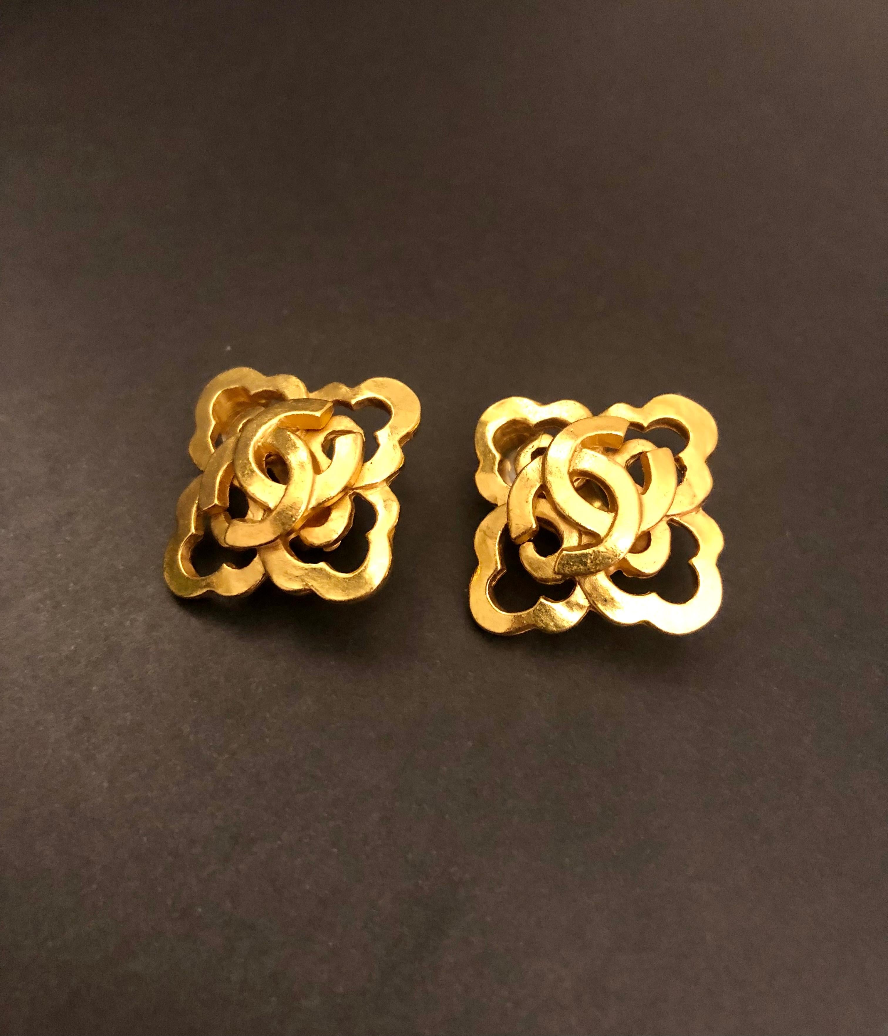 1997 Vintage CHANEL Gold Toned Clover Clip On Earrings For Sale 5