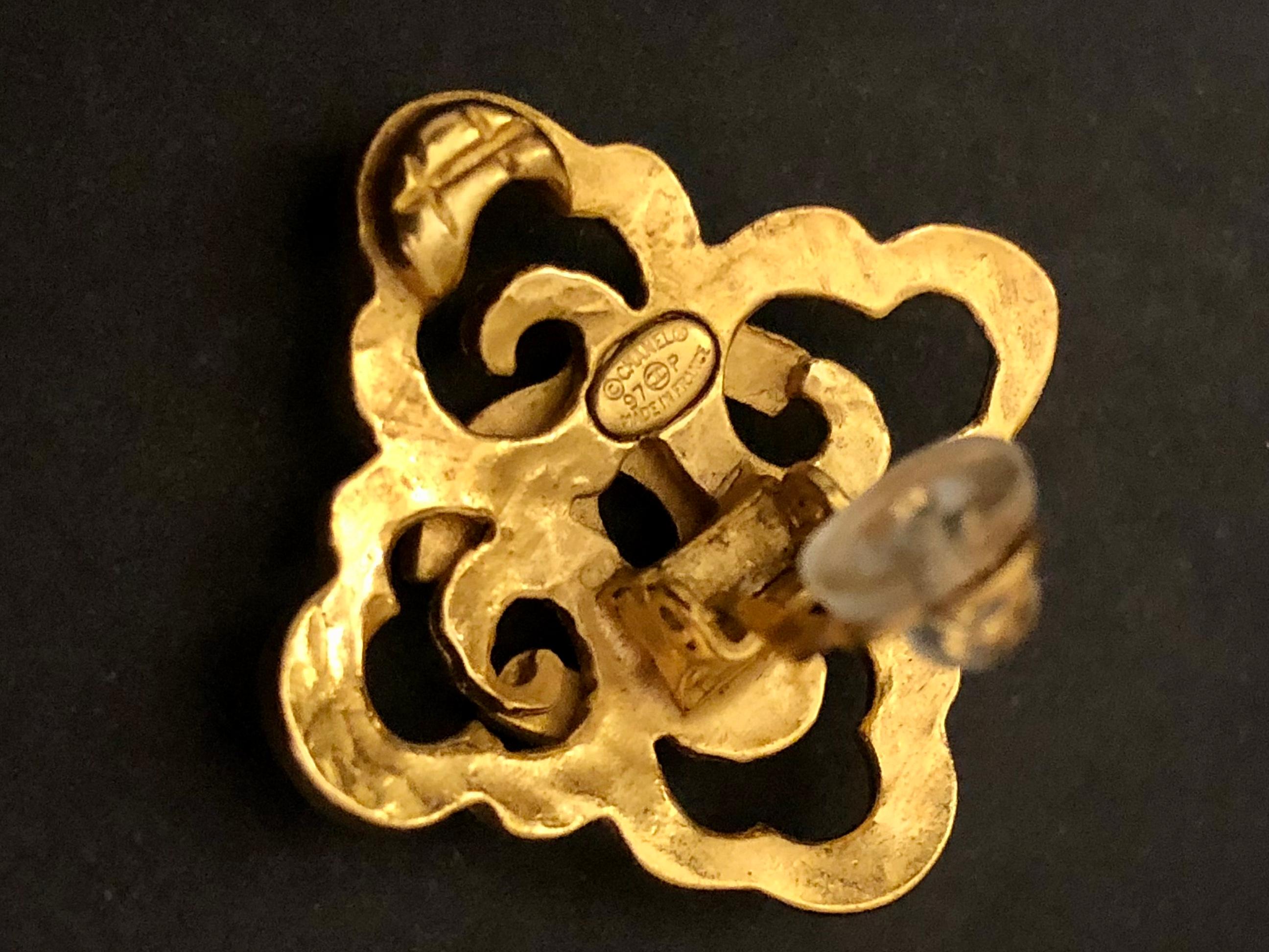 1997 Vintage CHANEL Gold Toned Clover Clip On Earrings For Sale 6