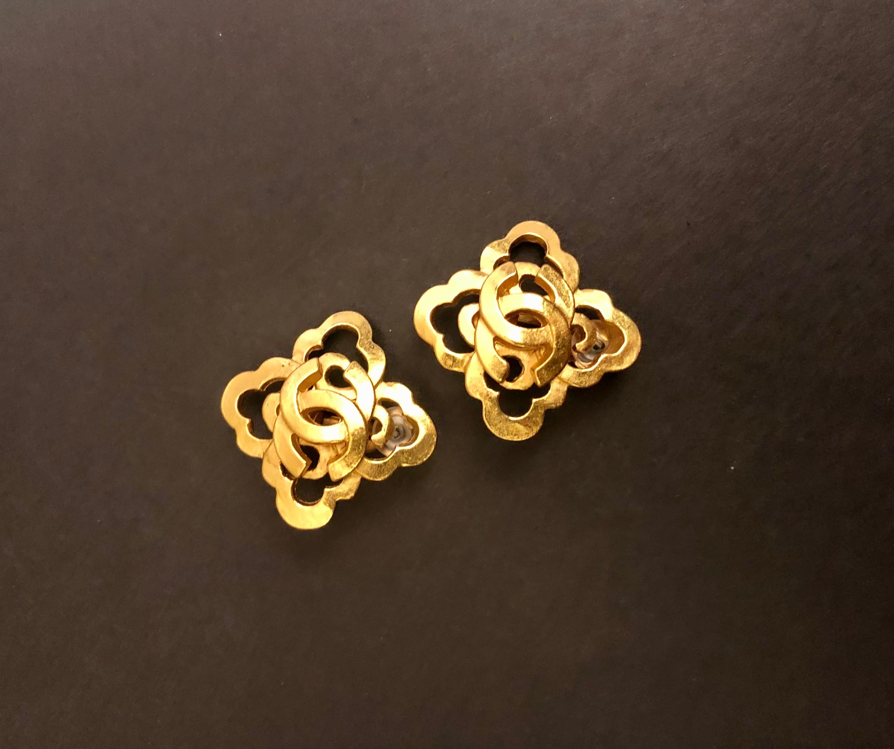 1997 Vintage CHANEL Gold Toned Clover Clip On Earrings In Excellent Condition For Sale In Bangkok, TH