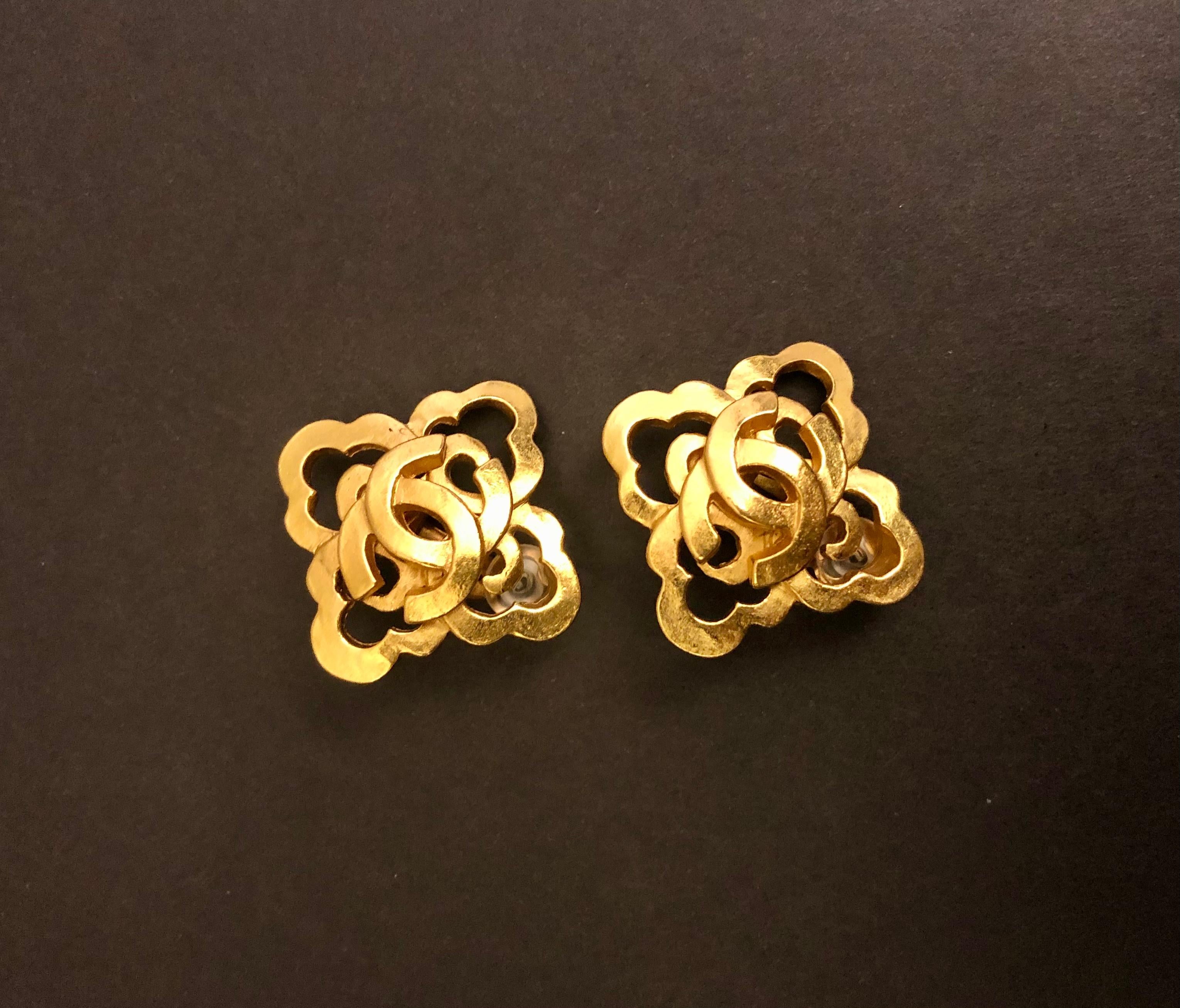 Women's 1997 Vintage CHANEL Gold Toned Clover Clip On Earrings For Sale