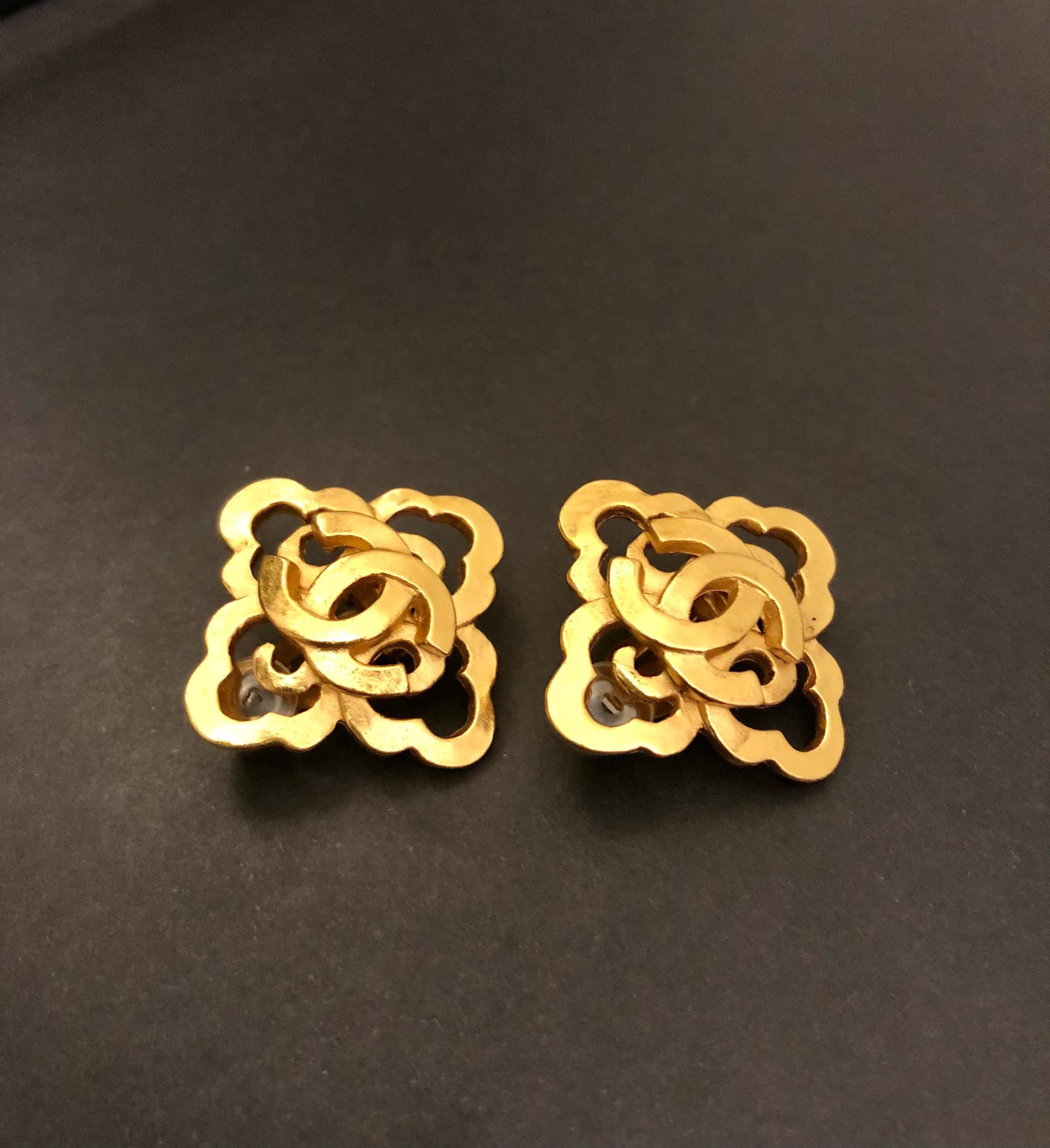 1997 Vintage CHANEL Gold Toned Clover Clip On Earrings For Sale 1
