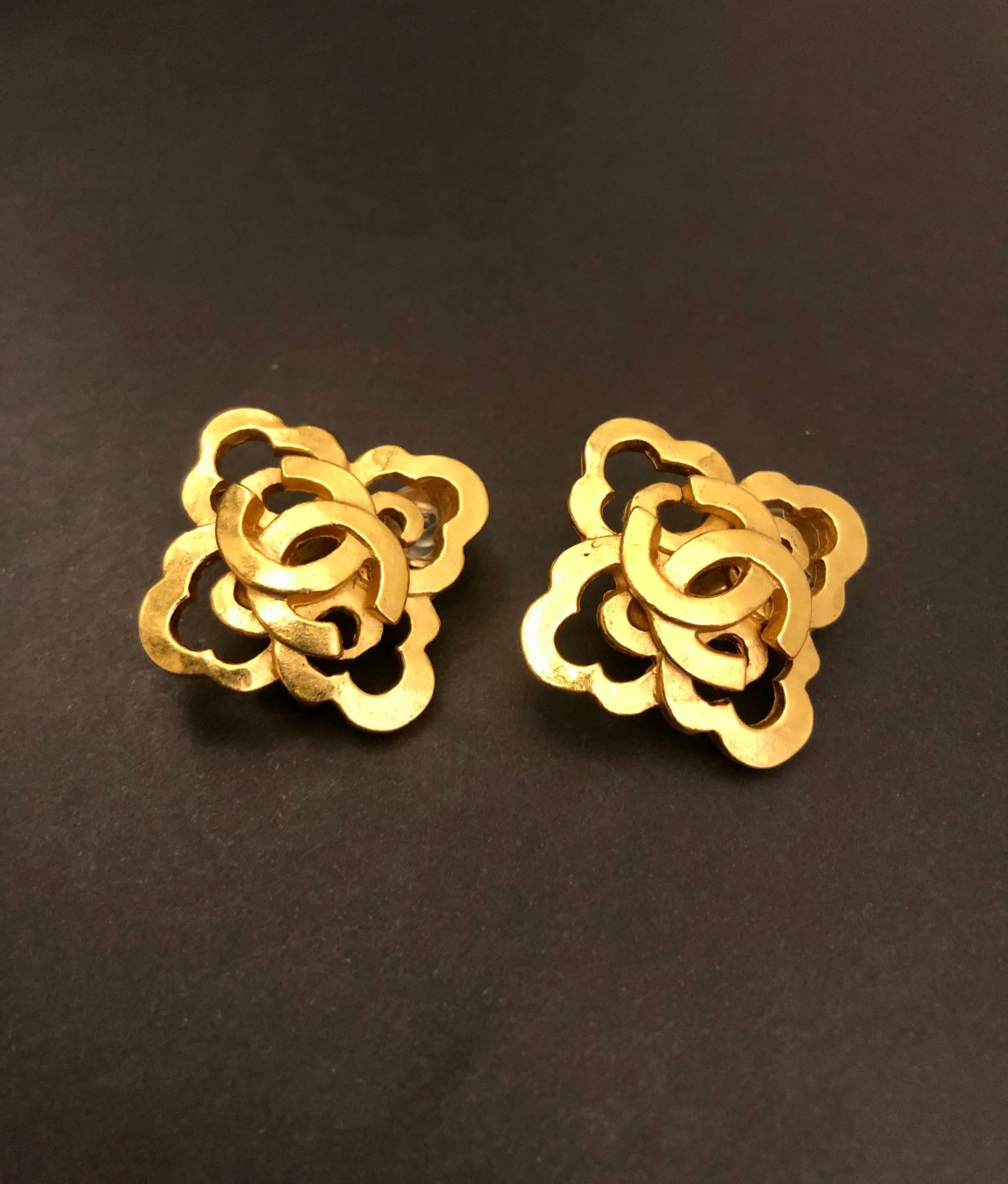 1997 Vintage CHANEL Gold Toned Clover Clip On Earrings For Sale 2