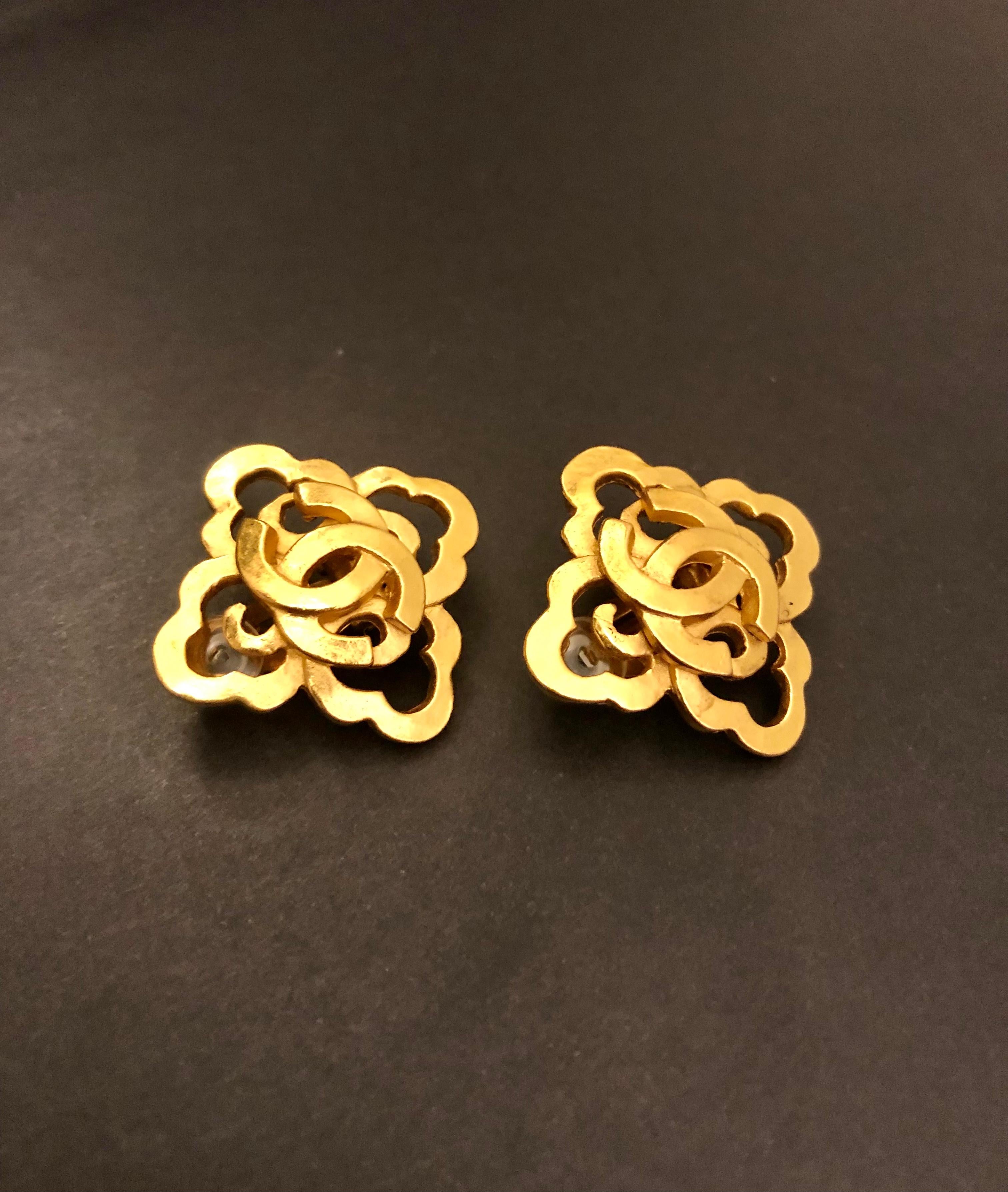 1997 Vintage CHANEL Gold Toned Clover Clip On Earrings For Sale 3