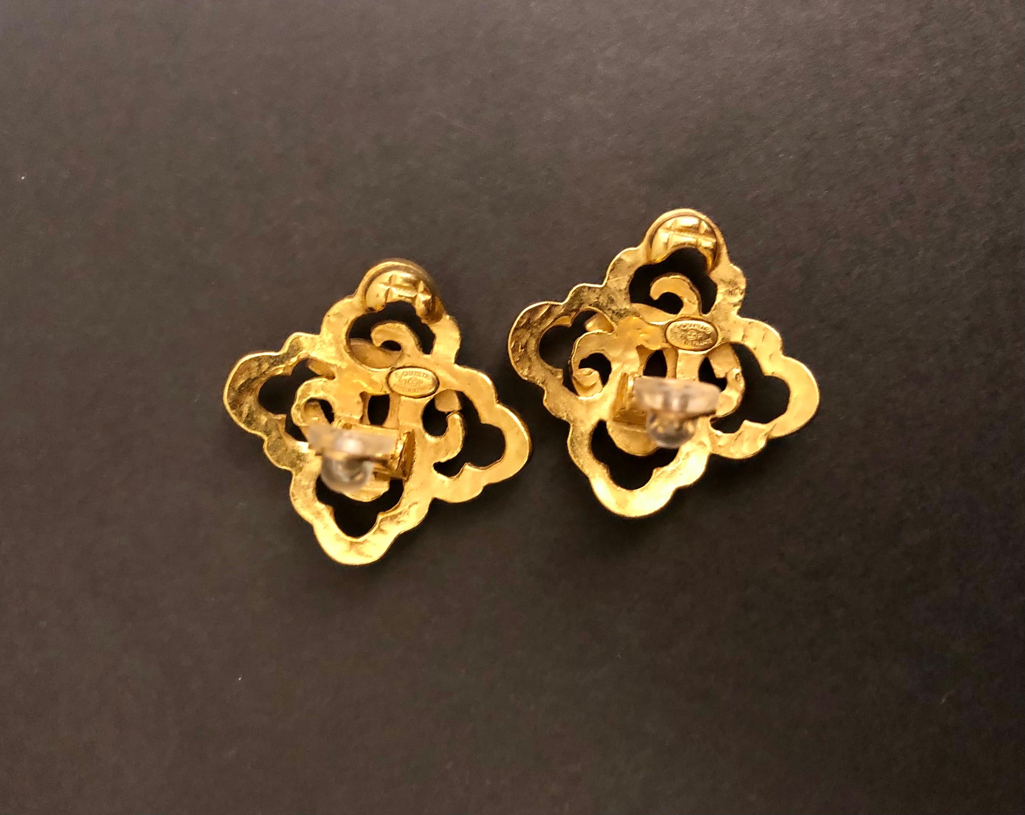 1997 Vintage CHANEL Gold Toned Clover Clip On Earrings For Sale 4
