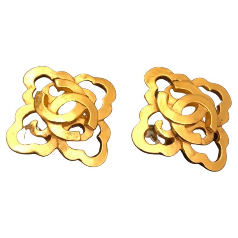 1997 Vintage CHANEL Gold Toned Clover Clip On Earrings For Sale