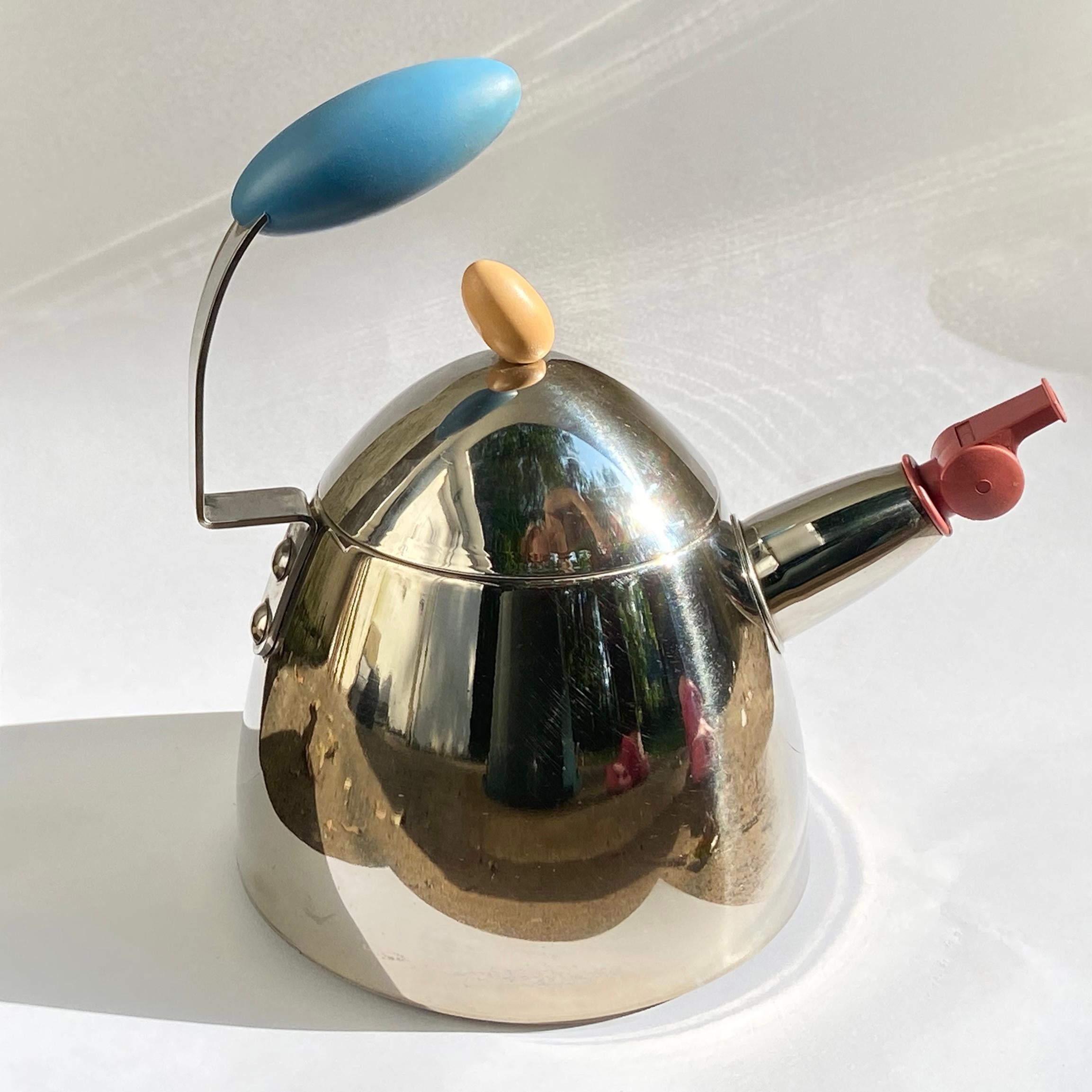 1998-99 Michael Graves whistling kettle designed for Target.

This item is in good vintage condition and shows normal signs of wear expected with age.