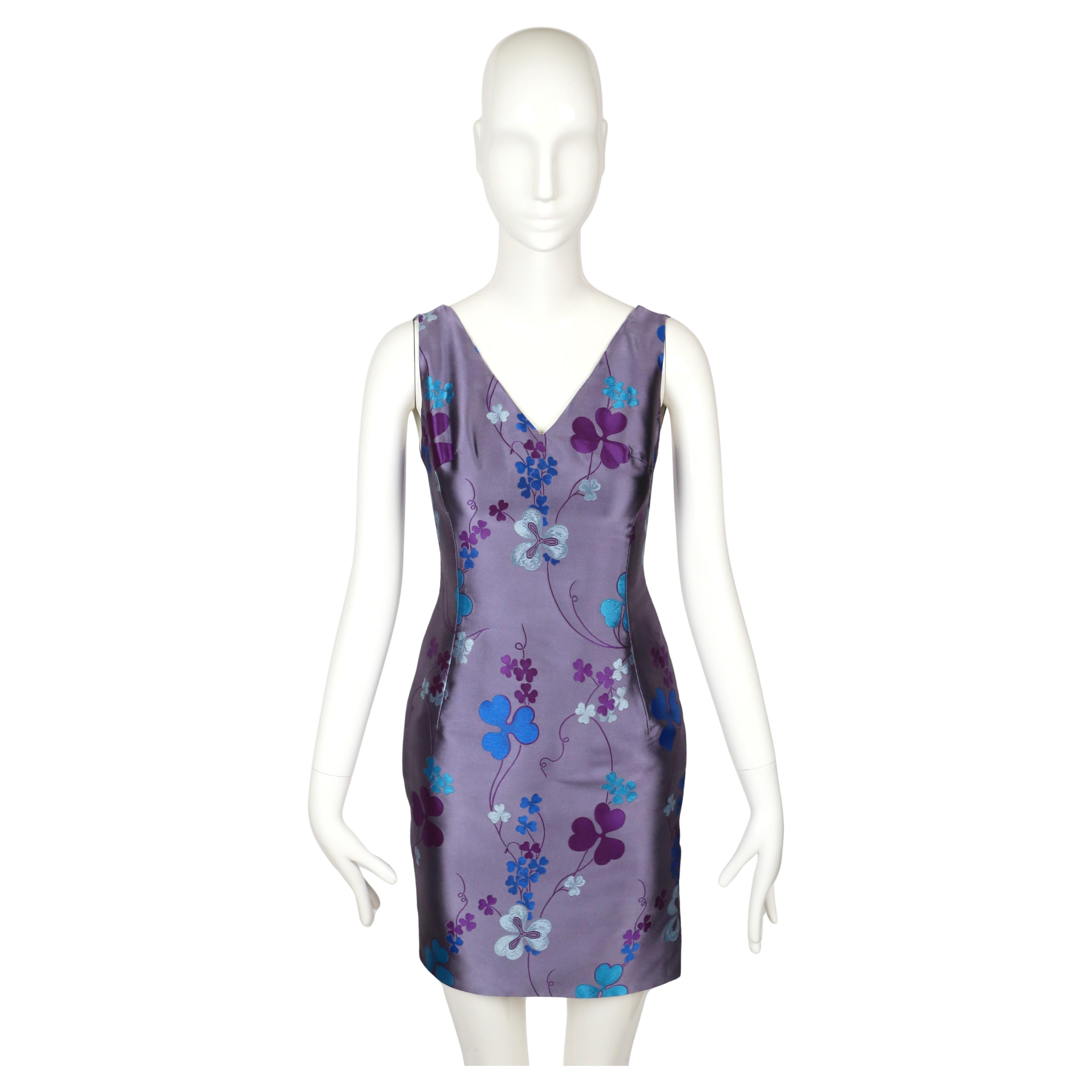  
Ein seltenes Couture-Minikleid von Atelier Versace aus der Frühjahr/Sommer-Kollektion 1998, gefertigt aus schimmernder Seide mit einer schlanken, körpernahen Silhouette. Das ärmellose Modell mit tiefem V-Ausschnitt und figurformenden Abnähern