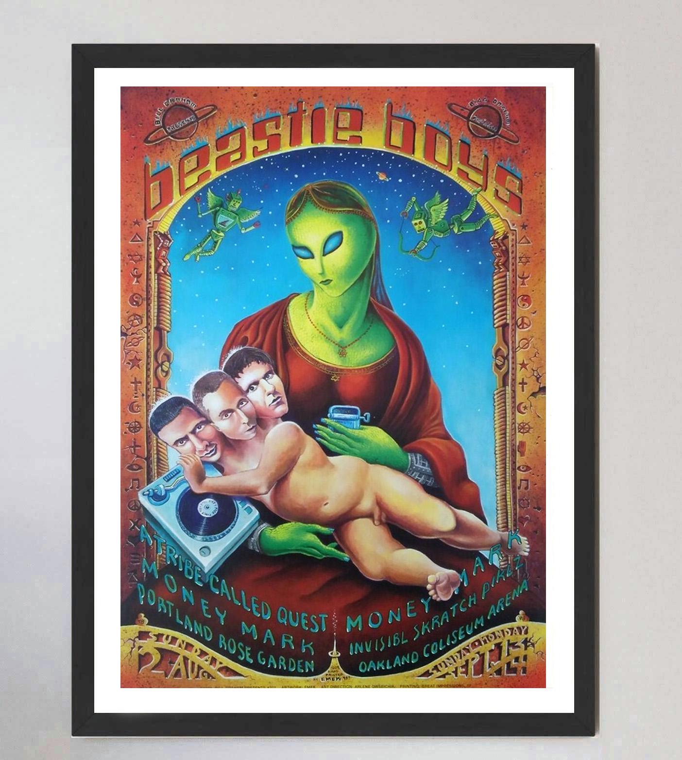 Questo bellissimo e vibrante poster è tratto dal concerto dei The Beastie Boys al Portland Rose Garden nel 1998 con il supporto di artisti del calibro di A Tribe Called Quest. Lo spettacolo ha visto il gruppo rap di New York esibirsi a sostegno del