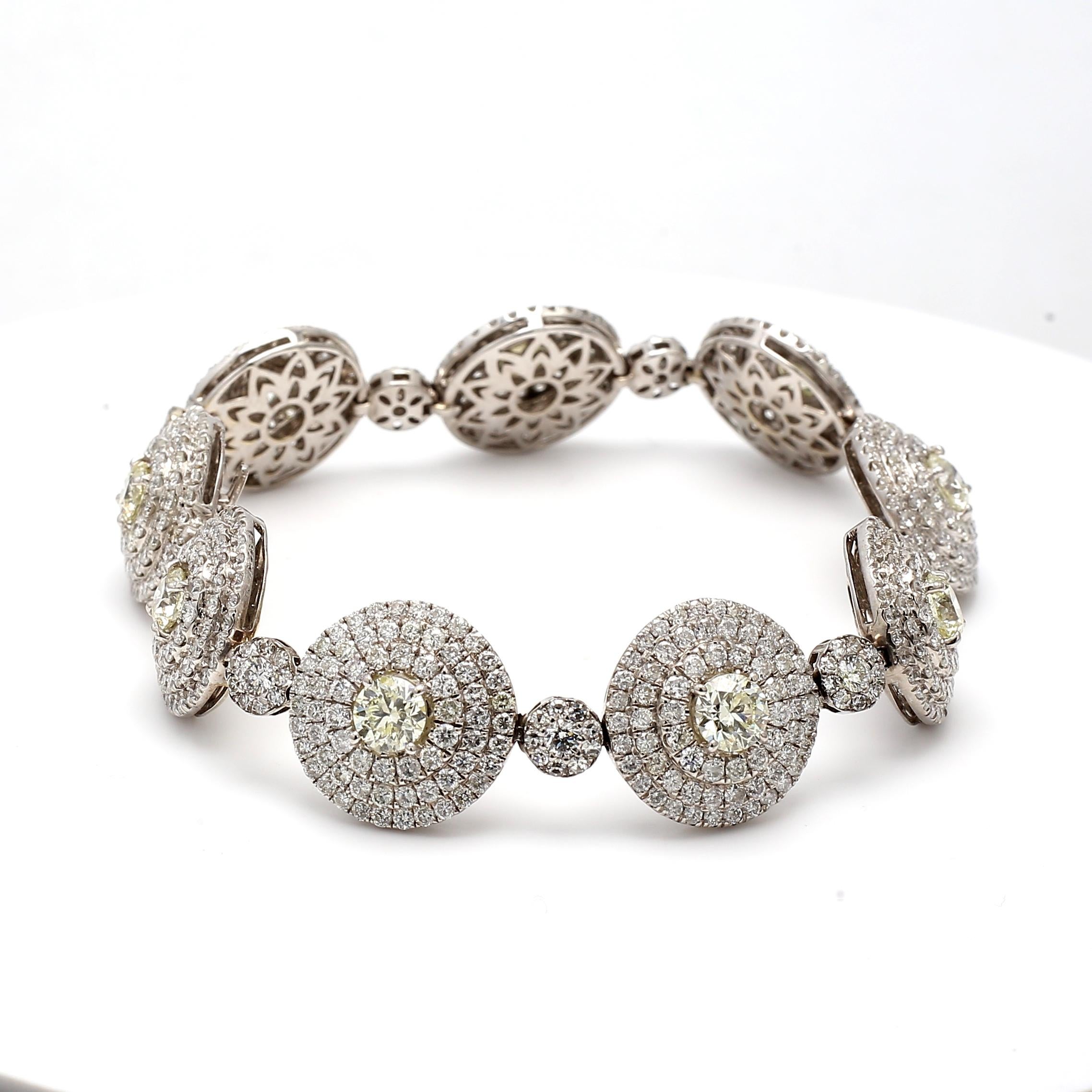 Titre :
19.98 Carat Round Brilliant I-L VS2-SI1 Diamond 14 Karat White Gold Link Bracelet


Le style :
Lien


Métal :
Or blanc 14 carats


Pierre précieuse 1 :
Diamant de 15,93 carats


Nombre de pierres :
683


Couleur :
I


La clarté :
VS2


Forme