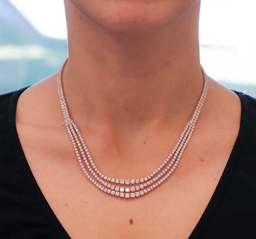 Women's 19.98 Carats Diamonds, 18 Karat Rose Gold Tennis Necklace For Sale