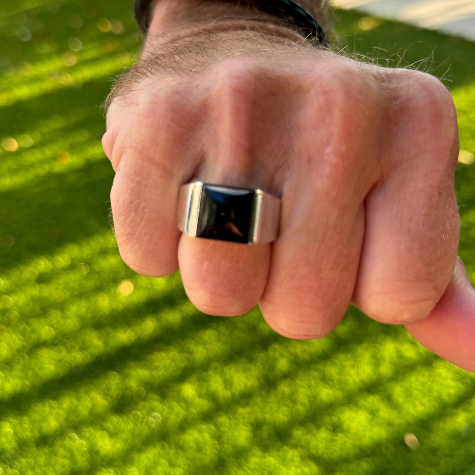 El anillo Cartier Tank 1998 es una pieza masculina atrevida y sofisticada, elaborada en oro blanco de 18 quilates con la elegancia característica de la marca. Con una elegante incrustación de ónice, este anillo encarna el diseño atemporal de la