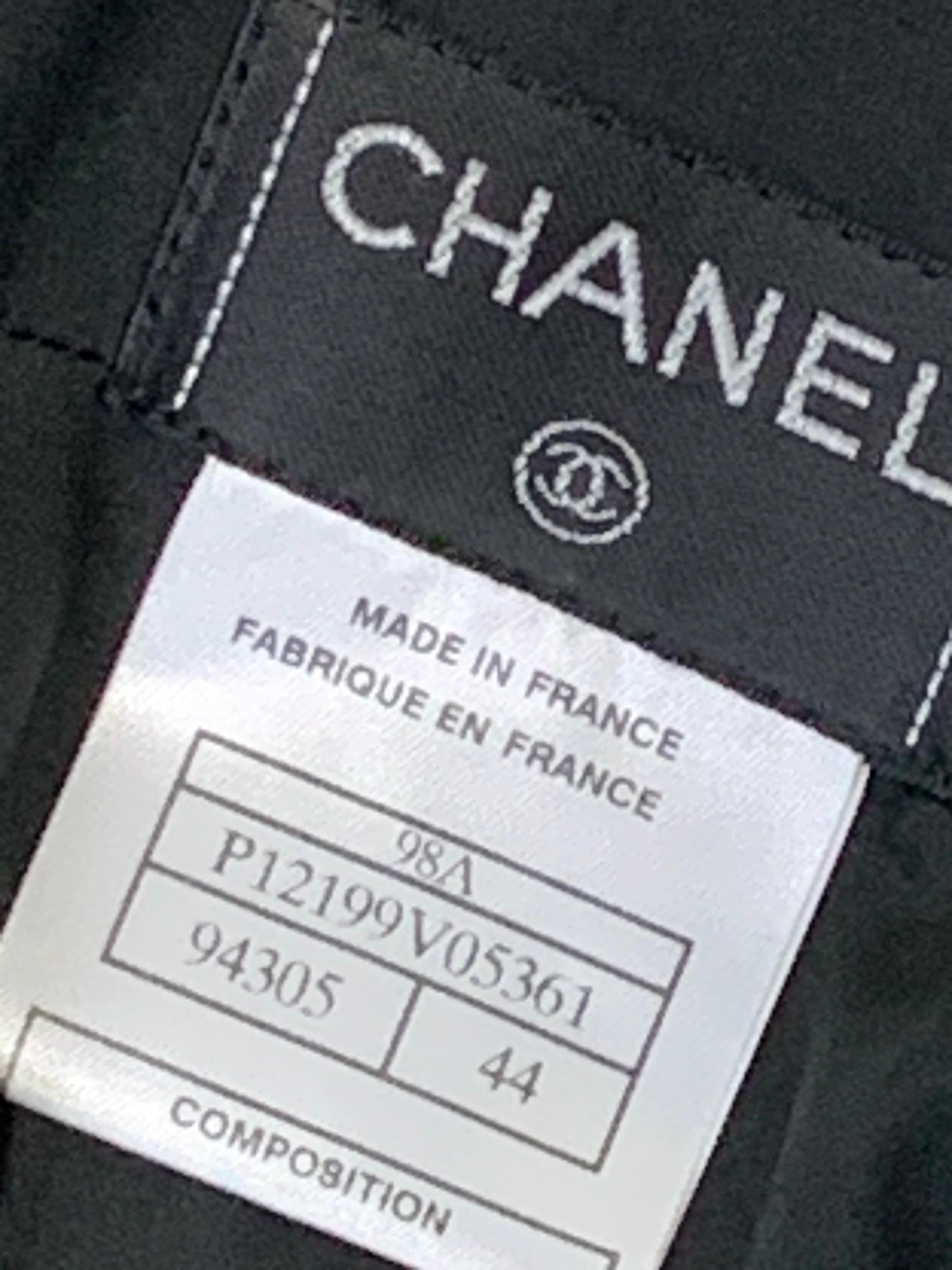 1998 Chanel Herbst Schwarzer Bleistiftrock aus Wollkrepp und weißer geraffter Seide Camisole aus Seide im Angebot 9