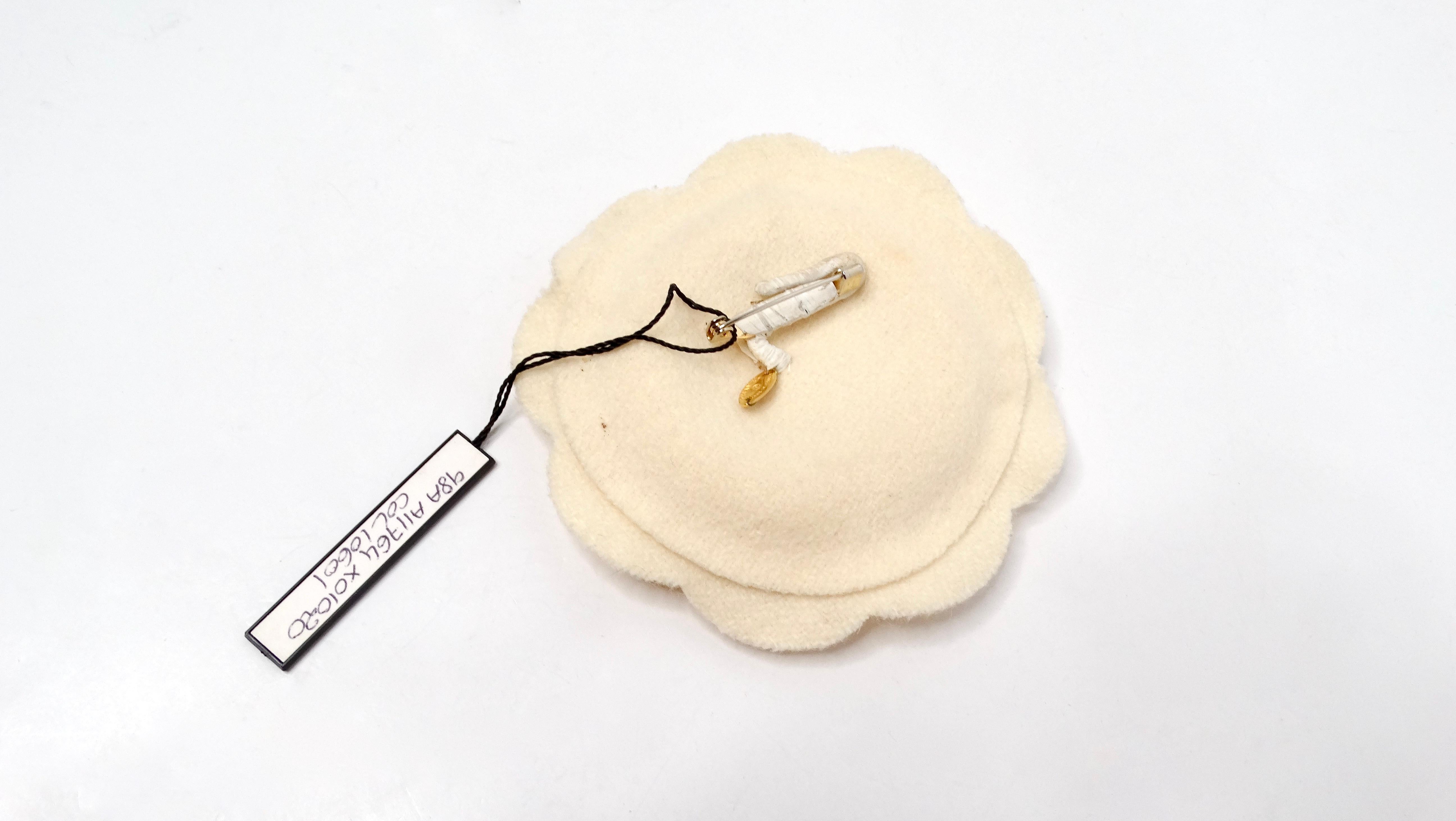 The 1998 Chanel Cream Camellia Flower Fabric Brooch is a timeless piece that embodies the essence of Chanel’s aesthetic, blending sophistication with romanticism. Crafted from luxurious fabric, this brooch features the iconic camellia flower, a