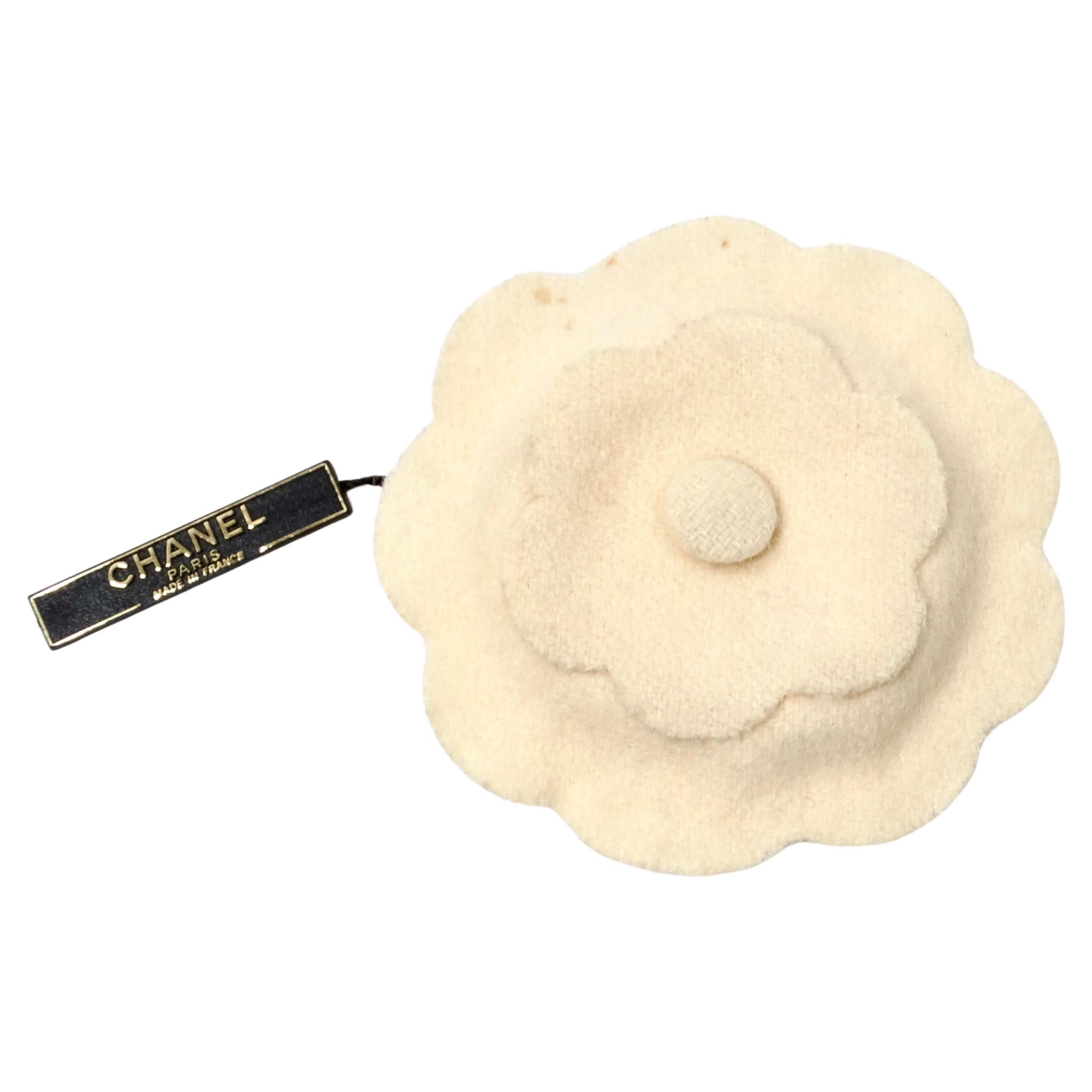 1998 Chanel Broche de tela con flor de camelia en crema