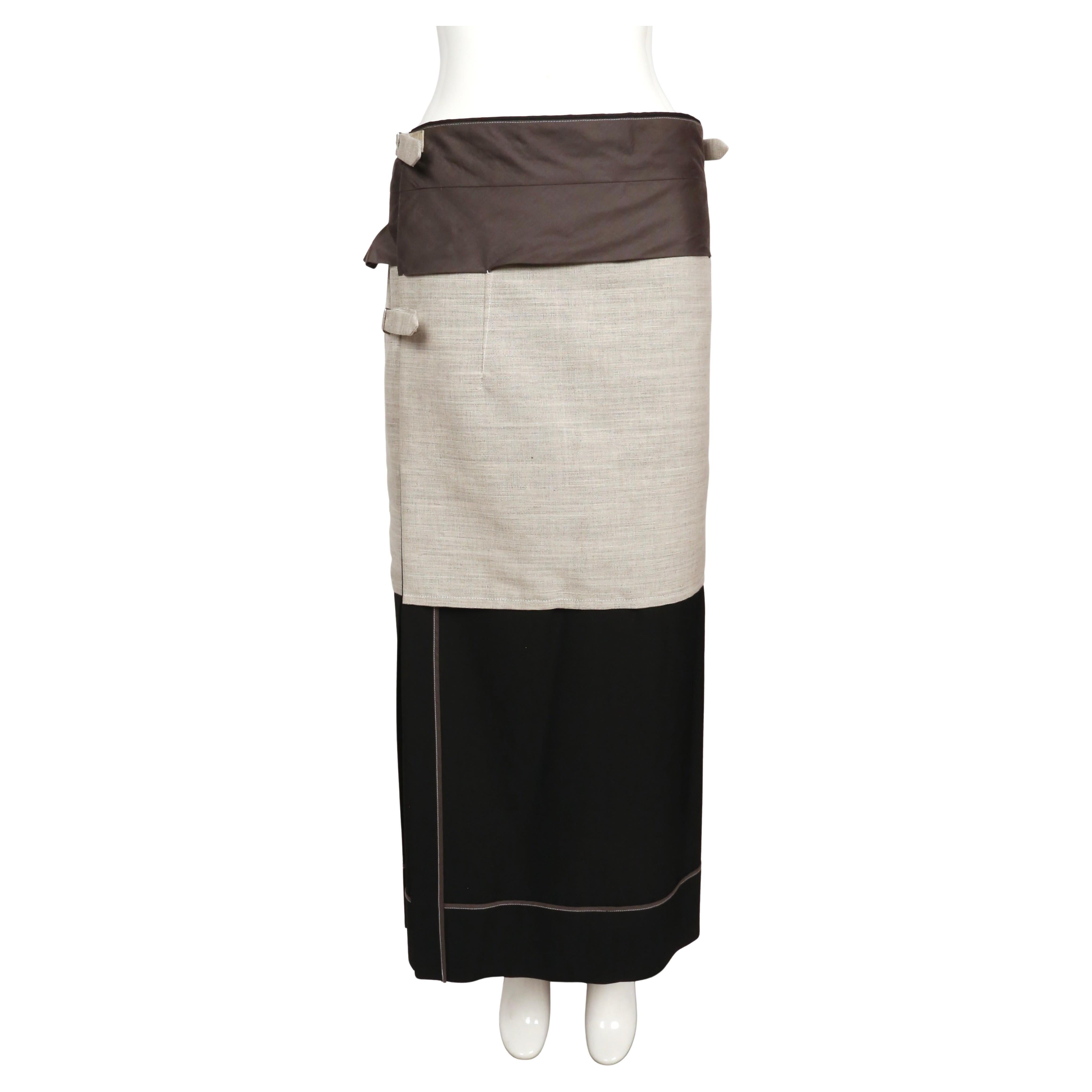 
Rara falda envolvente de Comme des Garçons de la colección 
