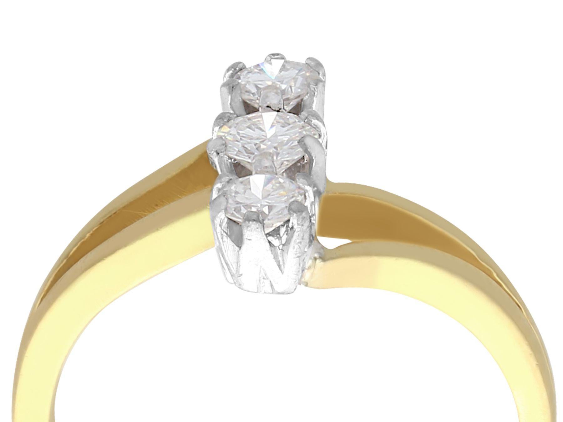 Ein feiner, zeitgenössischer Ring im Jugendstil mit 0,20 Karat Diamanten, 18 Karat Gelbgold und 18 Karat Weißgold; Teil unserer vielfältigen zeitgenössischen Schmuckkollektion.

Dieser feine, zeitgenössische Ring im Jugendstil mit drei Steinen ist