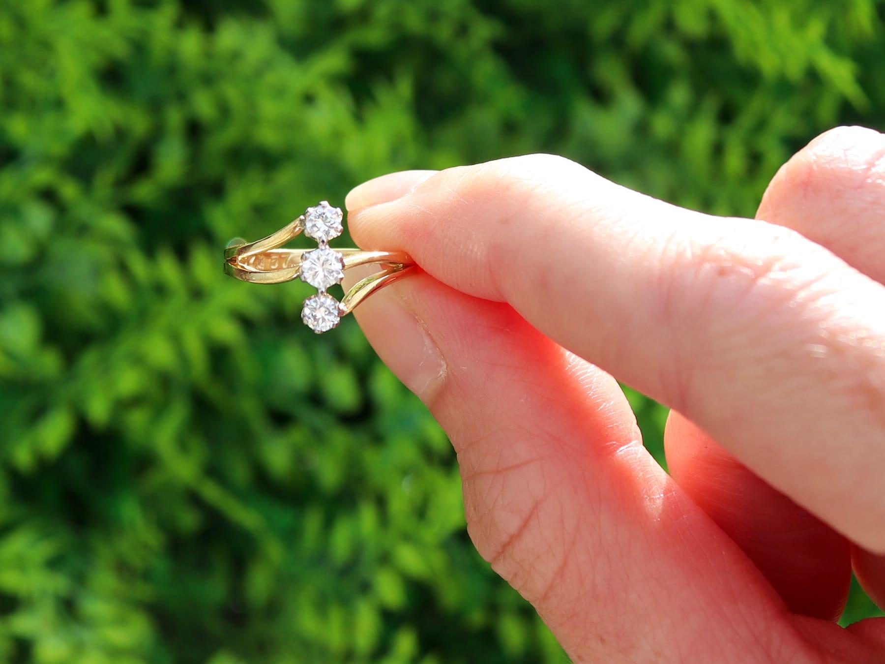 Un raffinato anello contemporaneo in stile Art Nouveau con diamante da 0,20 carati, oro giallo da 18 carati e oro bianco da 18 carati; fa parte della nostra collezione di gioielli contemporanei.

Questo raffinato anello contemporaneo in stile Art