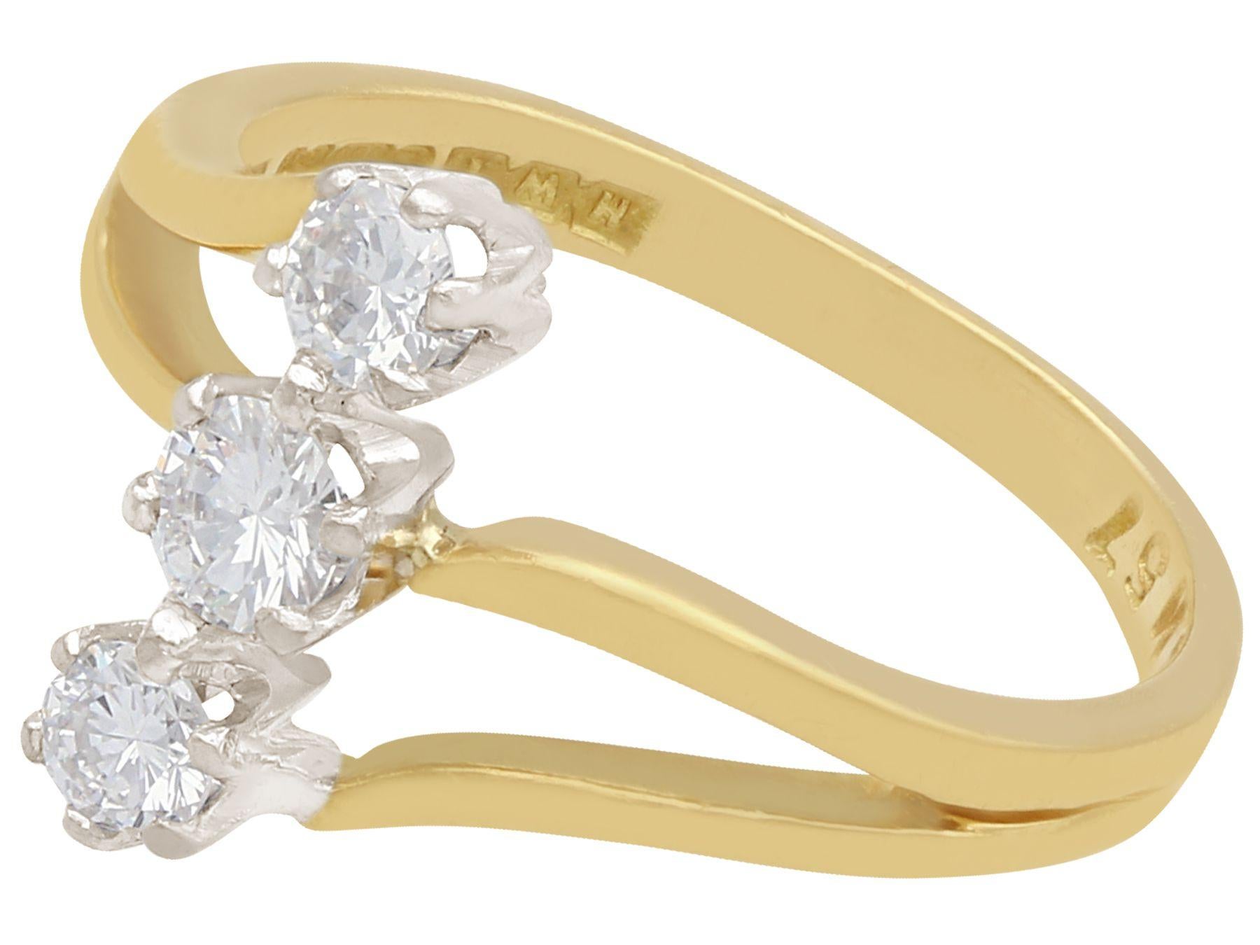 1998 Contemporary Ring aus Diamant und Gelbgold mit drei Steinen (Art nouveau) im Angebot