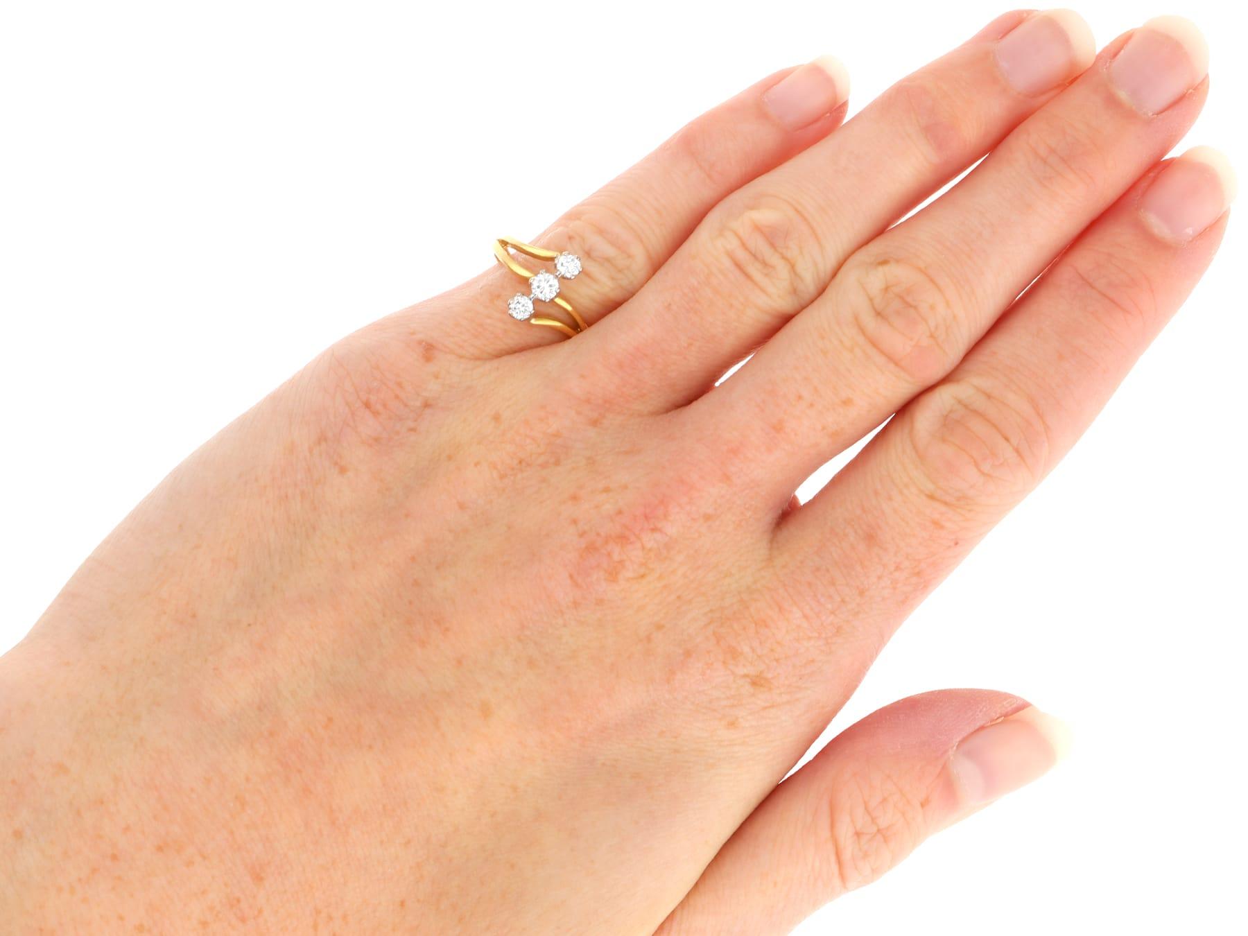 1998 Anello contemporaneo con diamanti e oro giallo a tre pietre in vendita 1