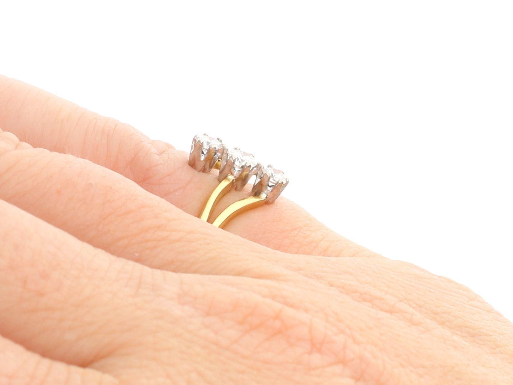1998 Contemporary Ring aus Diamant und Gelbgold mit drei Steinen im Angebot 1