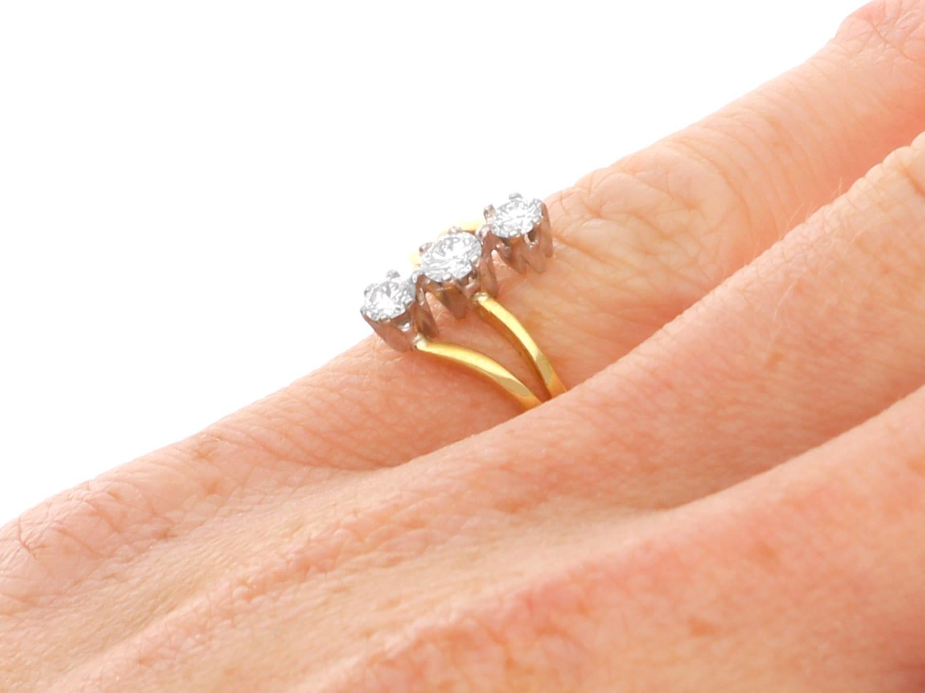 1998 Anello contemporaneo con diamanti e oro giallo a tre pietre in vendita 2