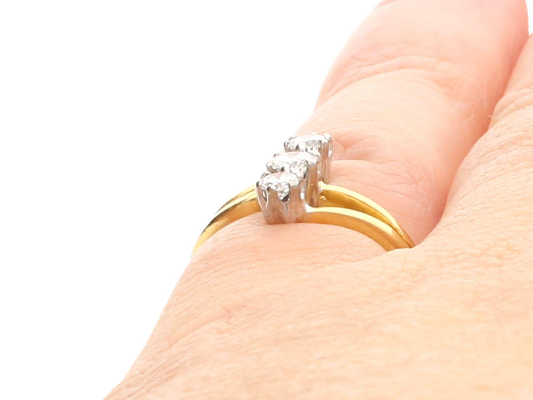 1998 Contemporary Ring aus Diamant und Gelbgold mit drei Steinen im Angebot 2