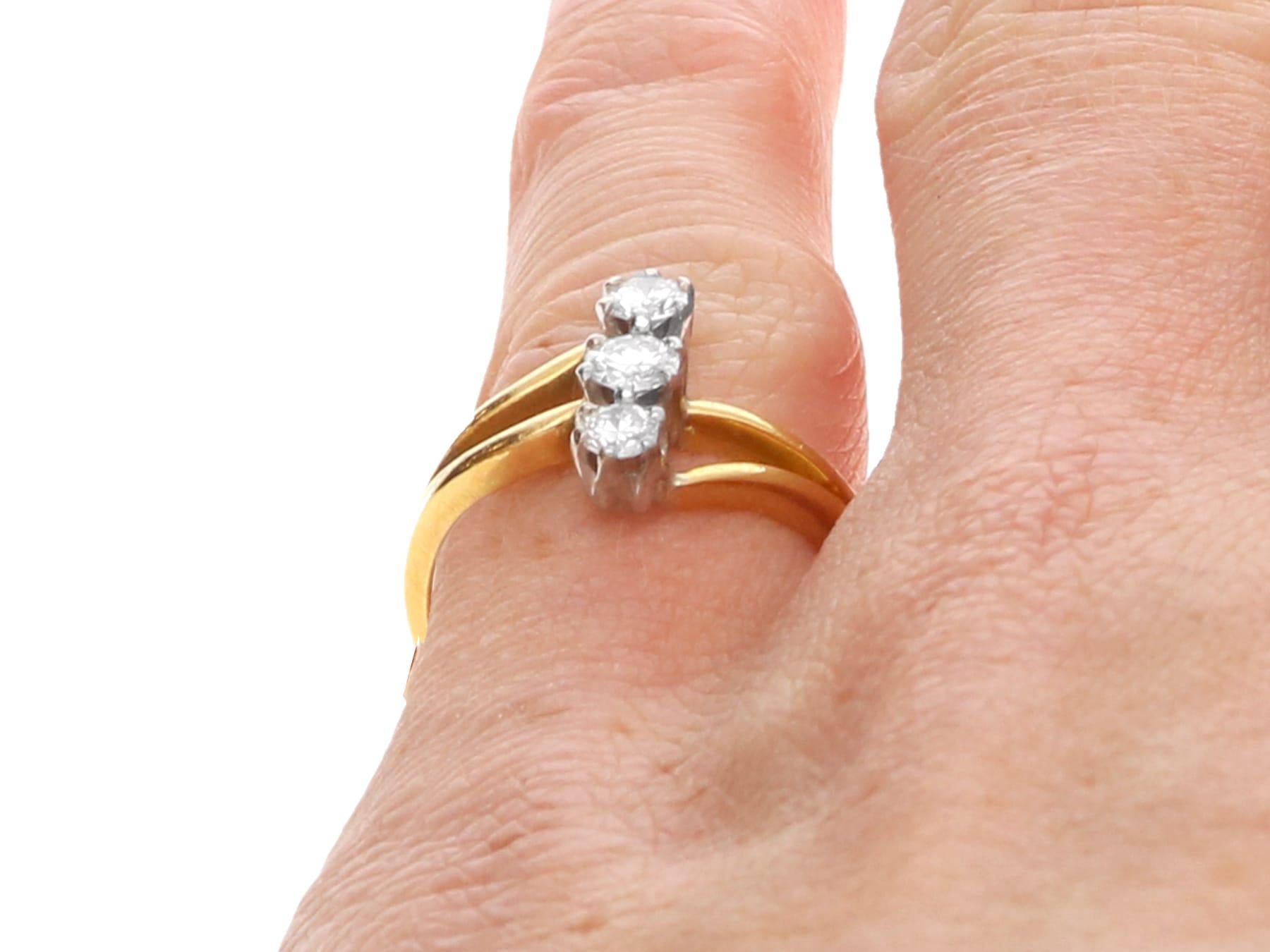 1998 Anello contemporaneo con diamanti e oro giallo a tre pietre in vendita 3