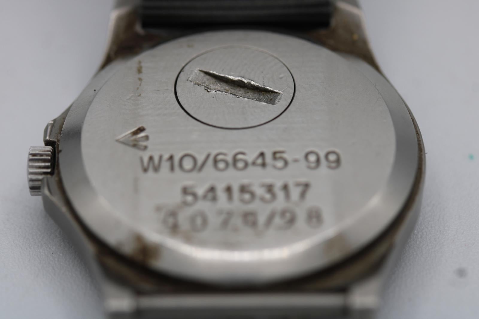 1998 CWC G10 Militäruhr  Britische Armee Ausgestellt  36mm Edelstahl  Quarz-Uhrwerk

Diese CWC G10 Militäruhr, datiert 1998, ist ein originaler Zeitmesser der britischen Armee, der von der Cabot Watch Company (CWC) hergestellt wurde - einem