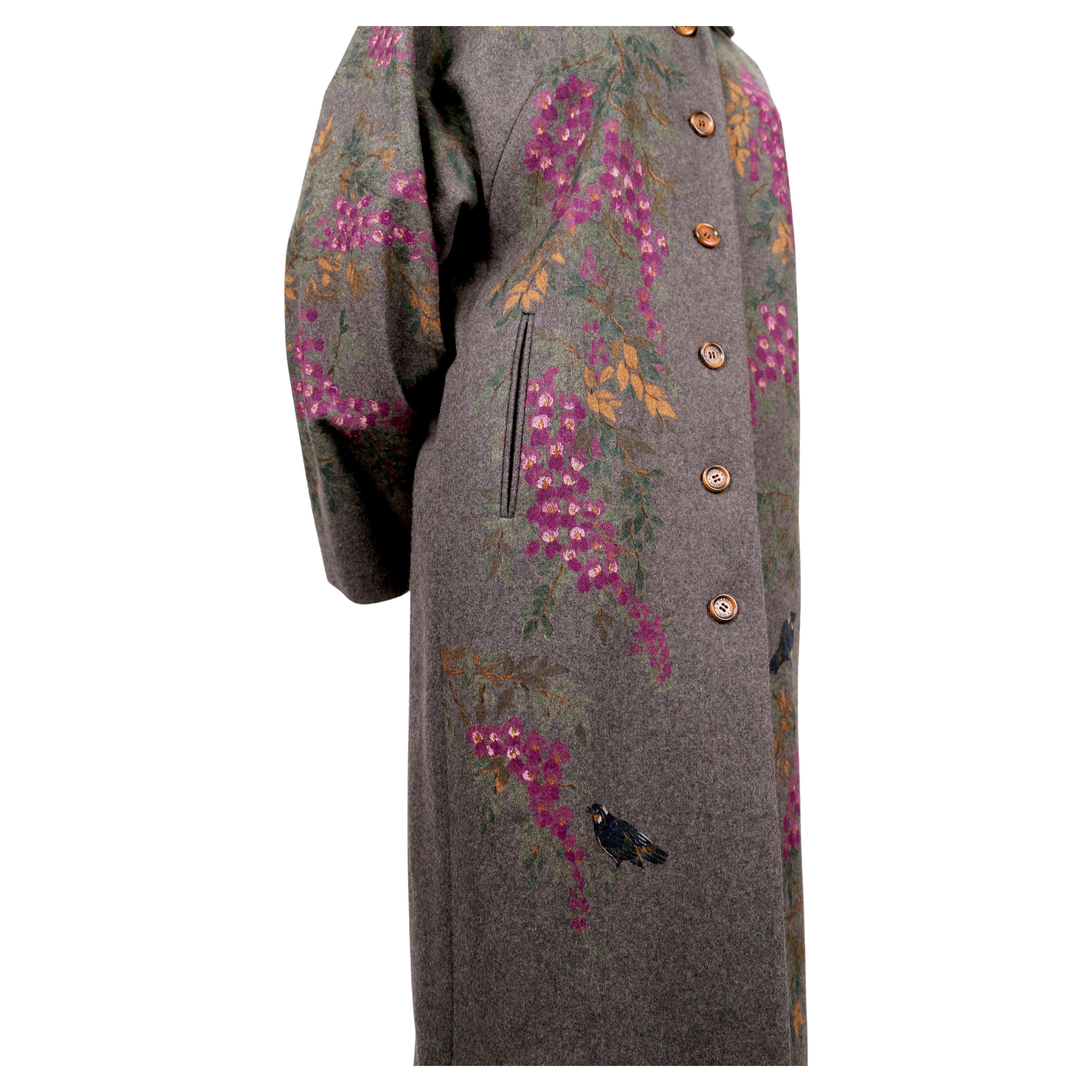 Superbe manteau en laine gris chiné peint à la main avec des motifs de fleurs et d'oiseaux, conçu par Dolce & Gabbana et datant de l'automne 1998. Ce manteau a la forme d'un manteau d'opéra des années 1920, avec un col cranté et des manches