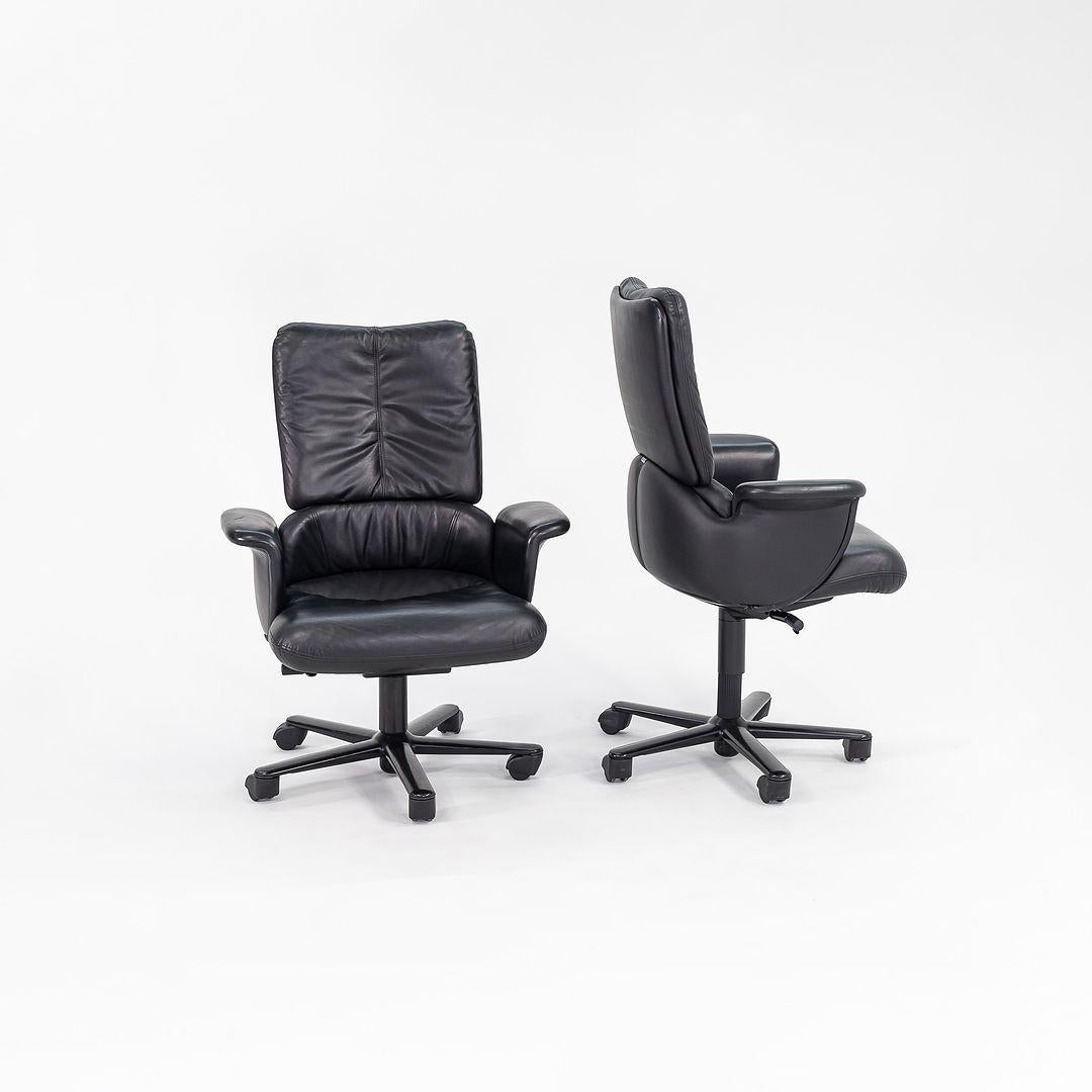 Dies sind die Hollington Executive Office Chairs, die Geoff Hollington 1989 für Herman Miller entworfen hat. Diese Exemplare stammen aus dem Jahr 1998, und der angegebene Preis umfasst einen Stuhl. Wir haben mehrere dieser Stücke zum Kauf angeboten.