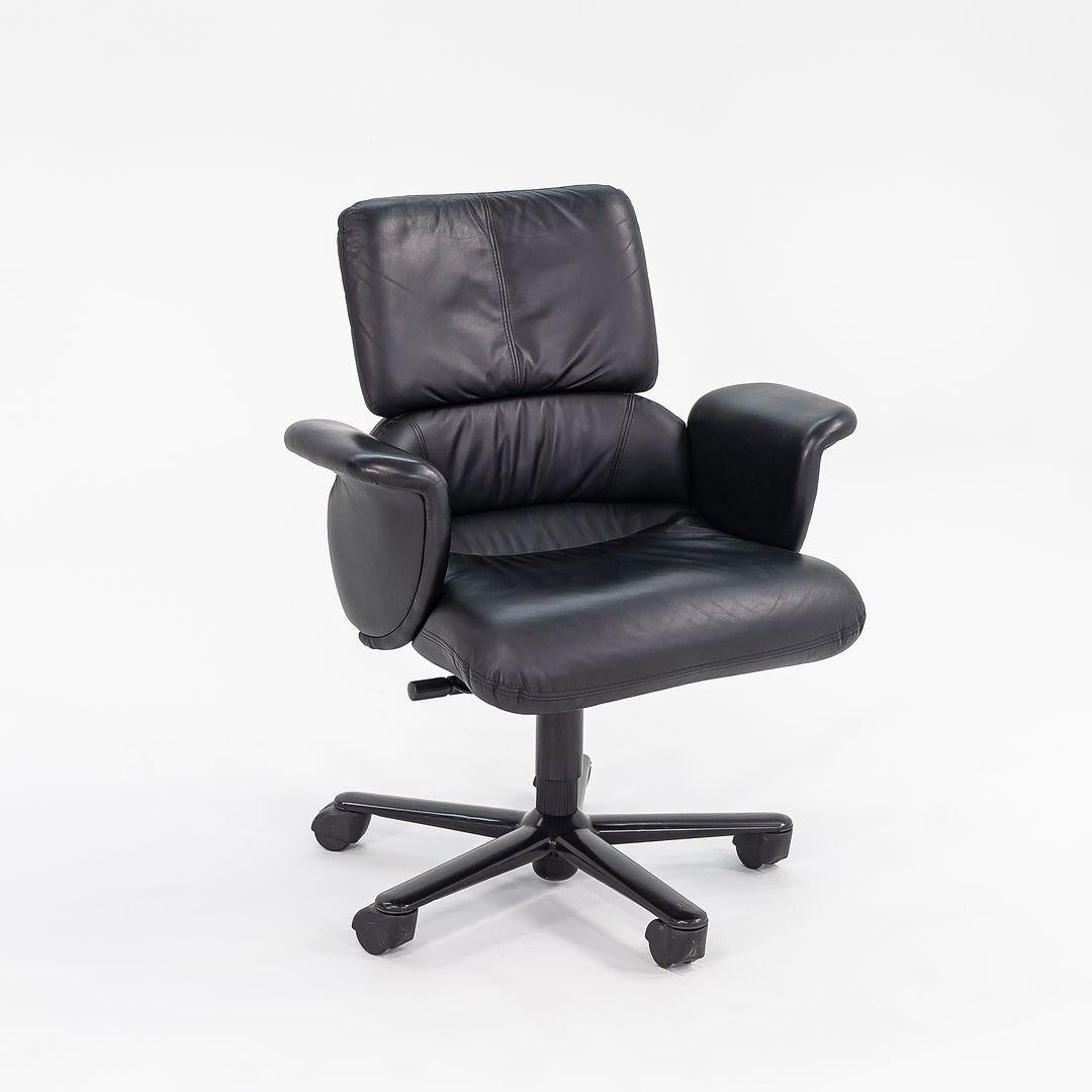 Es handelt sich um Hollington Office Chairs, die Geoff Hollington 1989 für Herman Miller entworfen hat. Diese Beispiele stammen aus dem Jahr 1998. Der angegebene Preis beinhaltet einen Stuhl, und wir haben zwei dieser Stücke zum Kauf verfügbar. Ihr