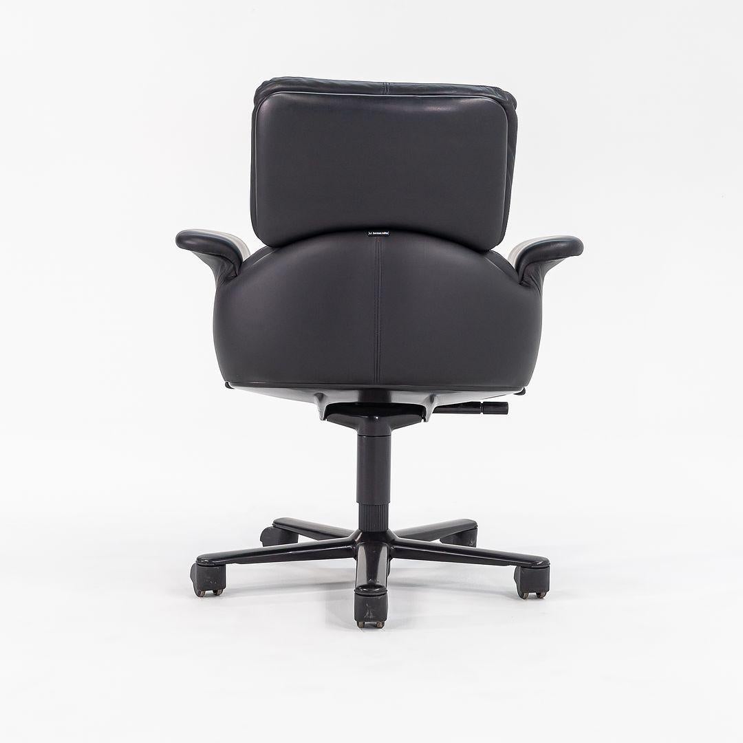 1998 Geoff Hollington für Herman Miller Chefschreibtischstuhl mit niedriger Rückenlehne aus Leder im Angebot 3
