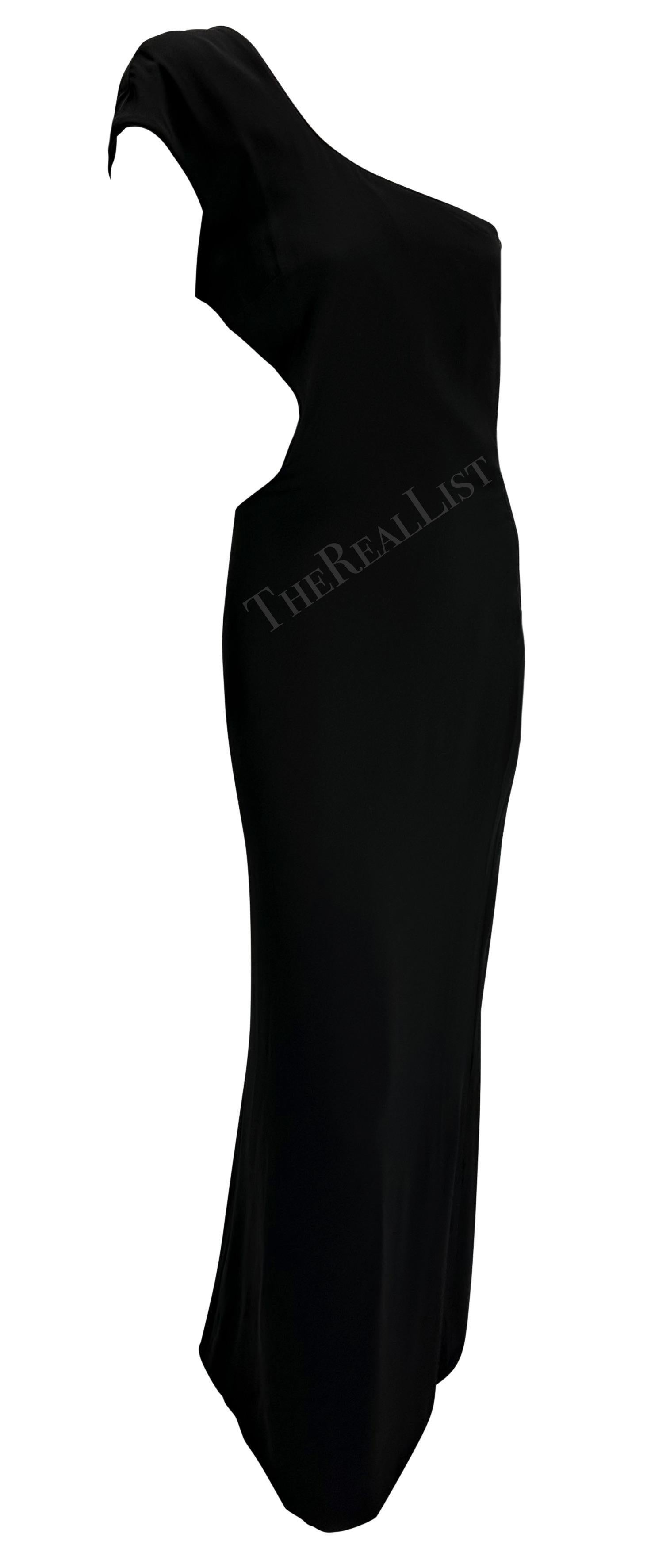 1998 Gianni Versace by Donatella Black Medusa Medallion Asymmetric Cutout Gown im Zustand „Hervorragend��“ im Angebot in West Hollywood, CA