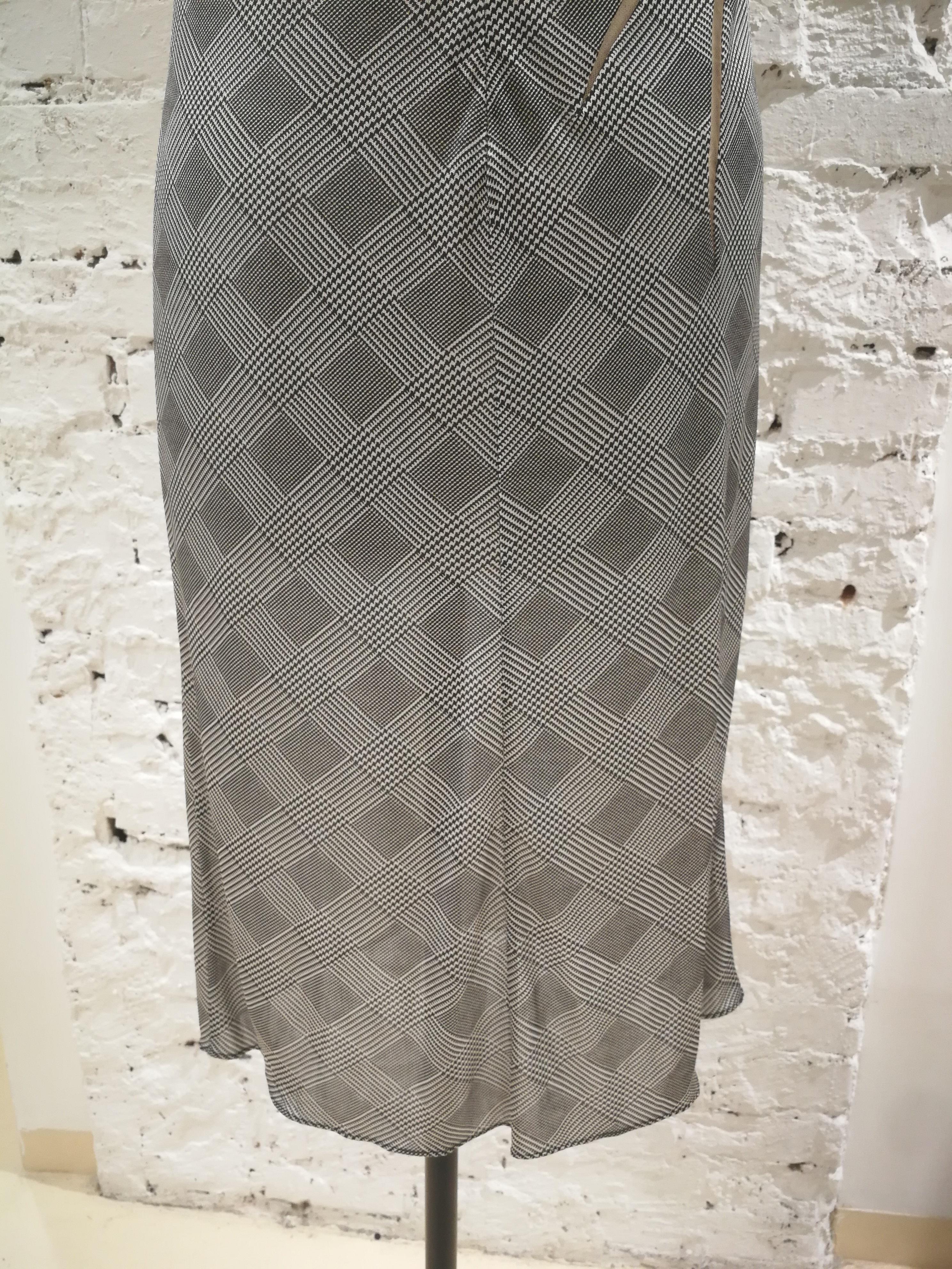 1998 Gianni Versace Couture Black and White houndstooth Dress
This iconic and rare dress from Spring summer 1998 is a really one of a kind. 
with see thruoug signs on the side and a zipper on the other

In great condition. 
Made in Italy
Marked Size