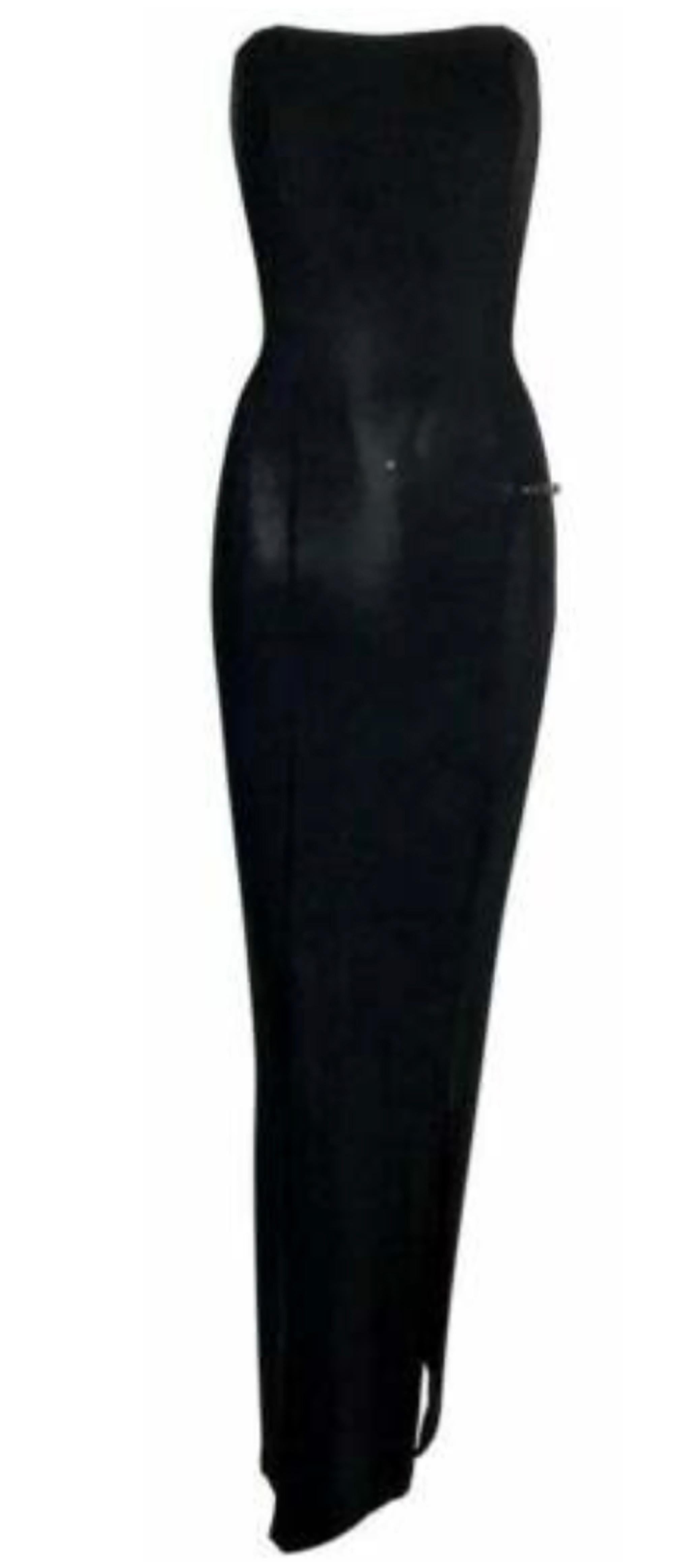 1998 GUCCI by Tom Ford black strapless column gown with stretch.

Condition: Excellent 

Size S/M

bust: 26-42
