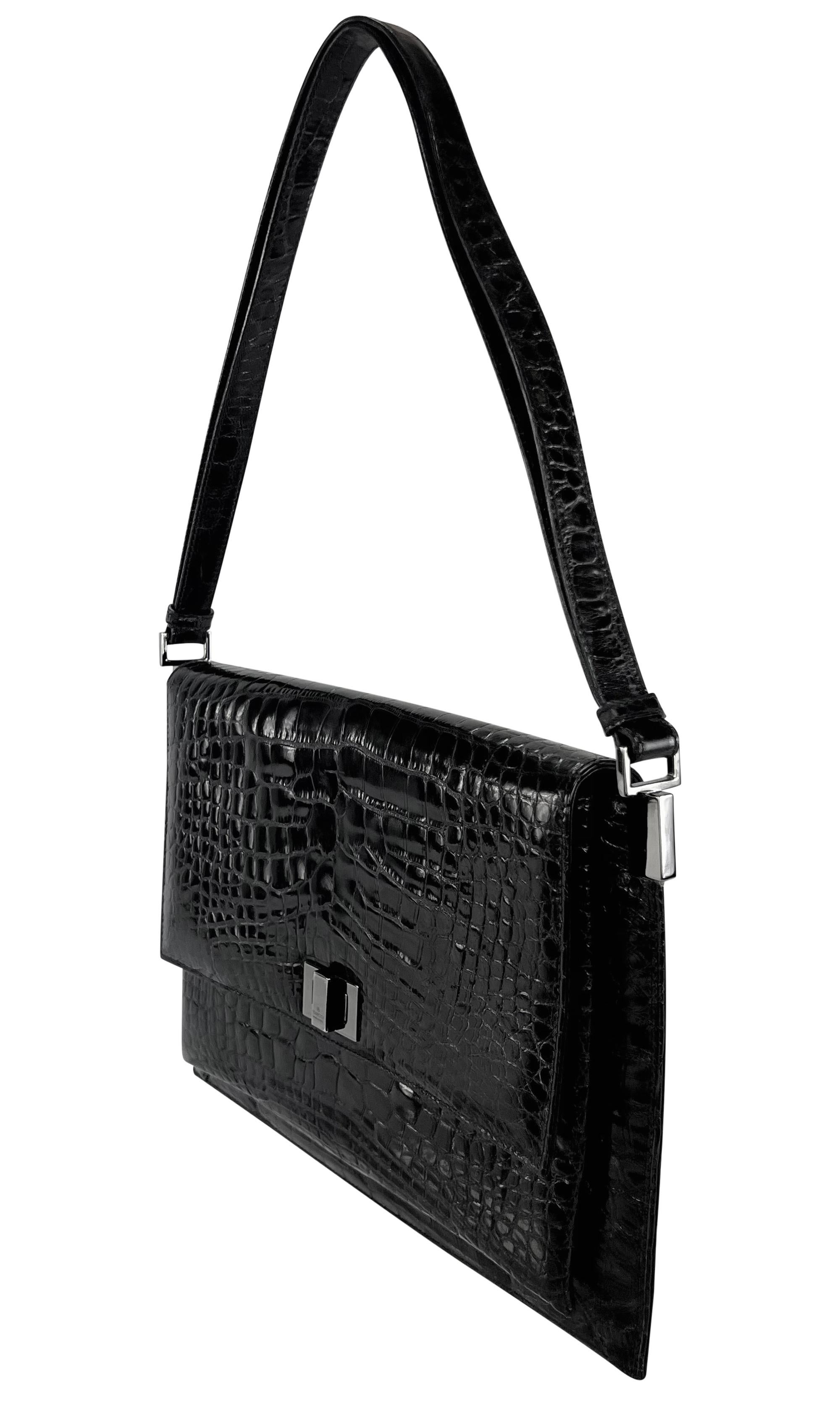 1998 Gucci by Tom Ford Borsa a tracolla piatta nera lucida in vera pelle di alligatore In condizioni ottime in vendita a West Hollywood, CA