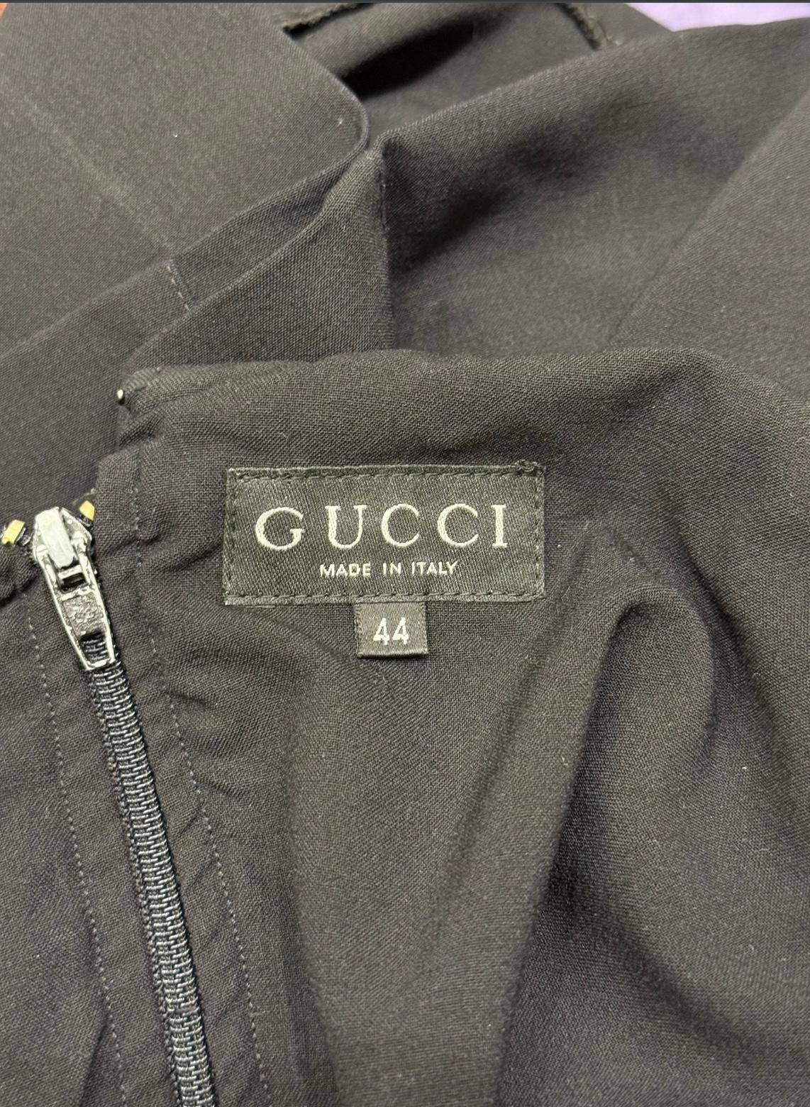 1998 Top Gucci G-logo

Ce haut Gucci vintage de 1998 présente le logo G iconique sur le devant, une référence subtile mais puissante au minimalisme sensuel de l'ère Tom Ford. Confectionné dans un tissu stretch élégant, il épouse la silhouette tout