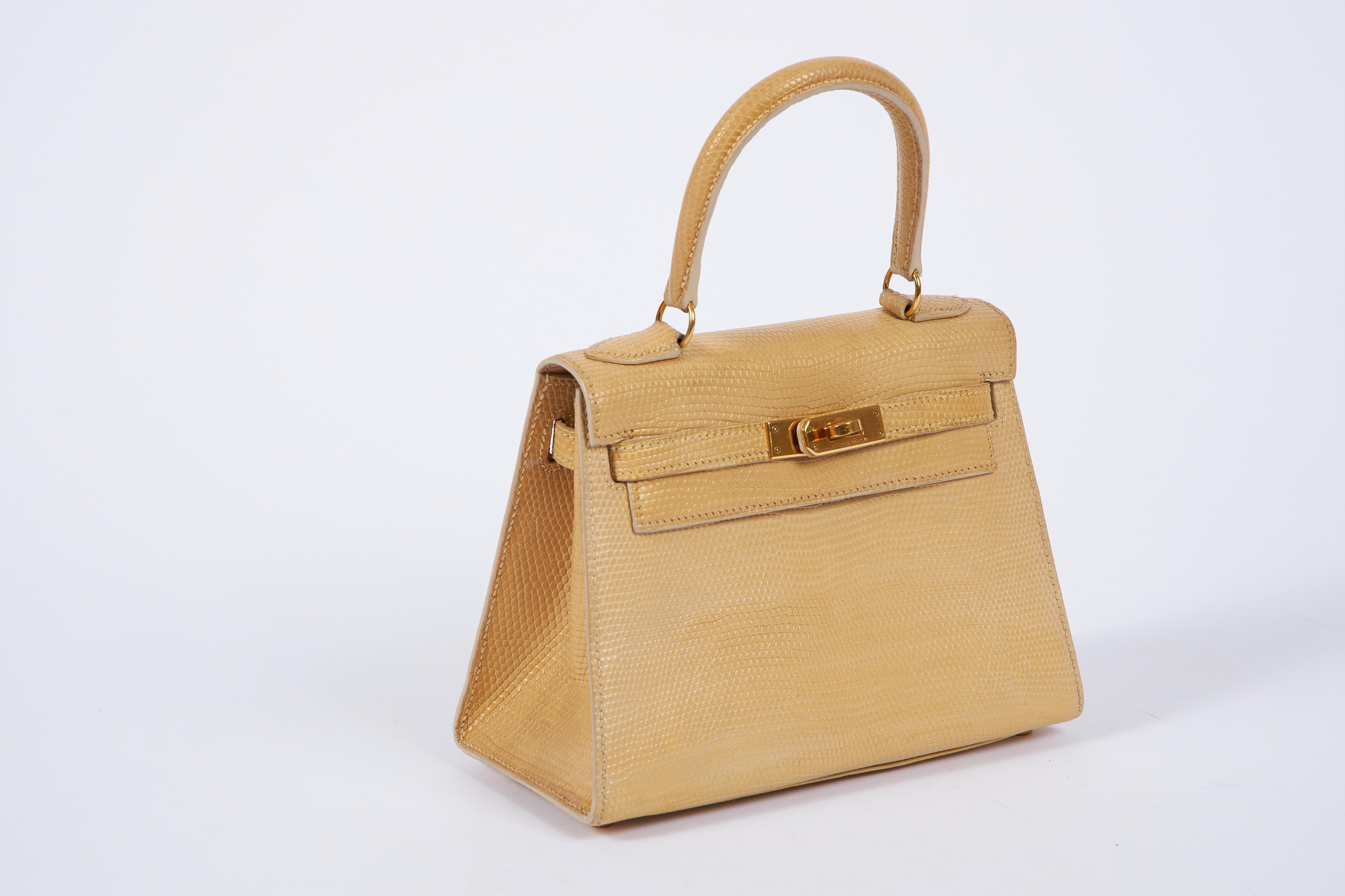 Hermès 20cm mini Kelly Sellier in jaune poussin lizard with goldtone hardware. Date stamp B for 1998. Comes with original dust cover and box.