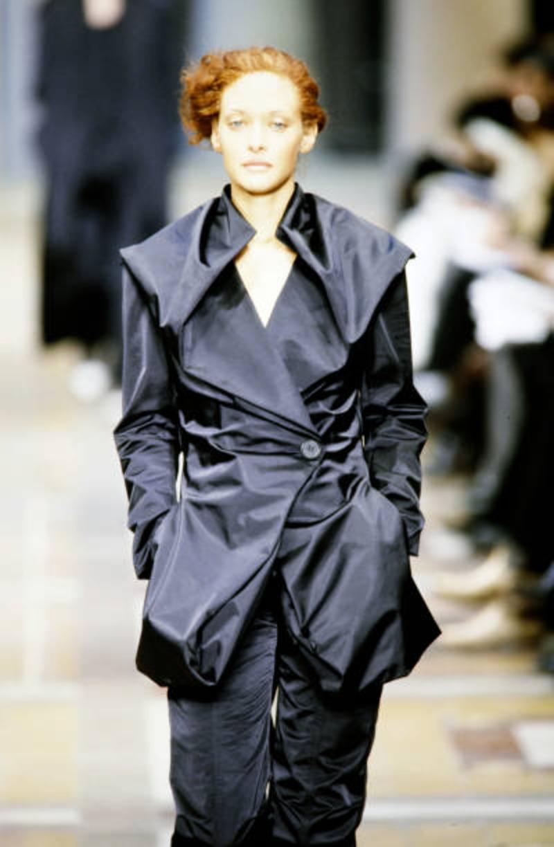 1998 Issey Miyake, abito RUNWAY con colletto drappeggiato bordeaux iridescente in vendita 5