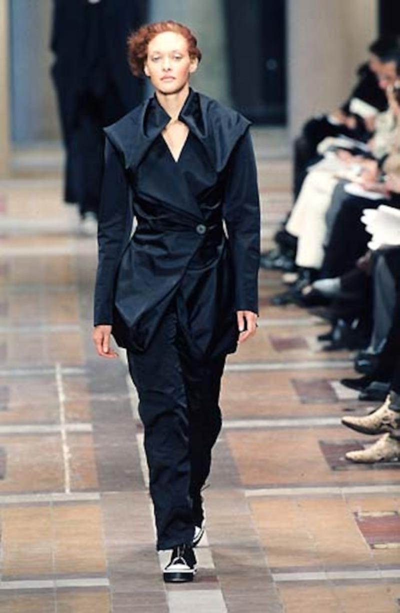 1998 Issey Miyake, abito RUNWAY con colletto drappeggiato bordeaux iridescente in vendita 4
