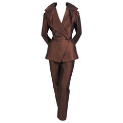 1998 ISSEY MIYAKE schillernder burgunderroter RUNWAY-Anzug mit drapiertem Kragen