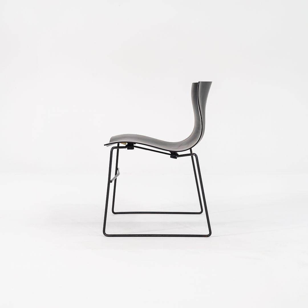 Questa è una sedia a fazzoletto, modello 4901, disegnata da Massimo and Lella Vignelli per Knoll nel 1983. Il prezzo indicato comprende una sedia, ma ne abbiamo diverse disponibili per l'acquisto. Questi esempi risalgono al 1998. Il design è