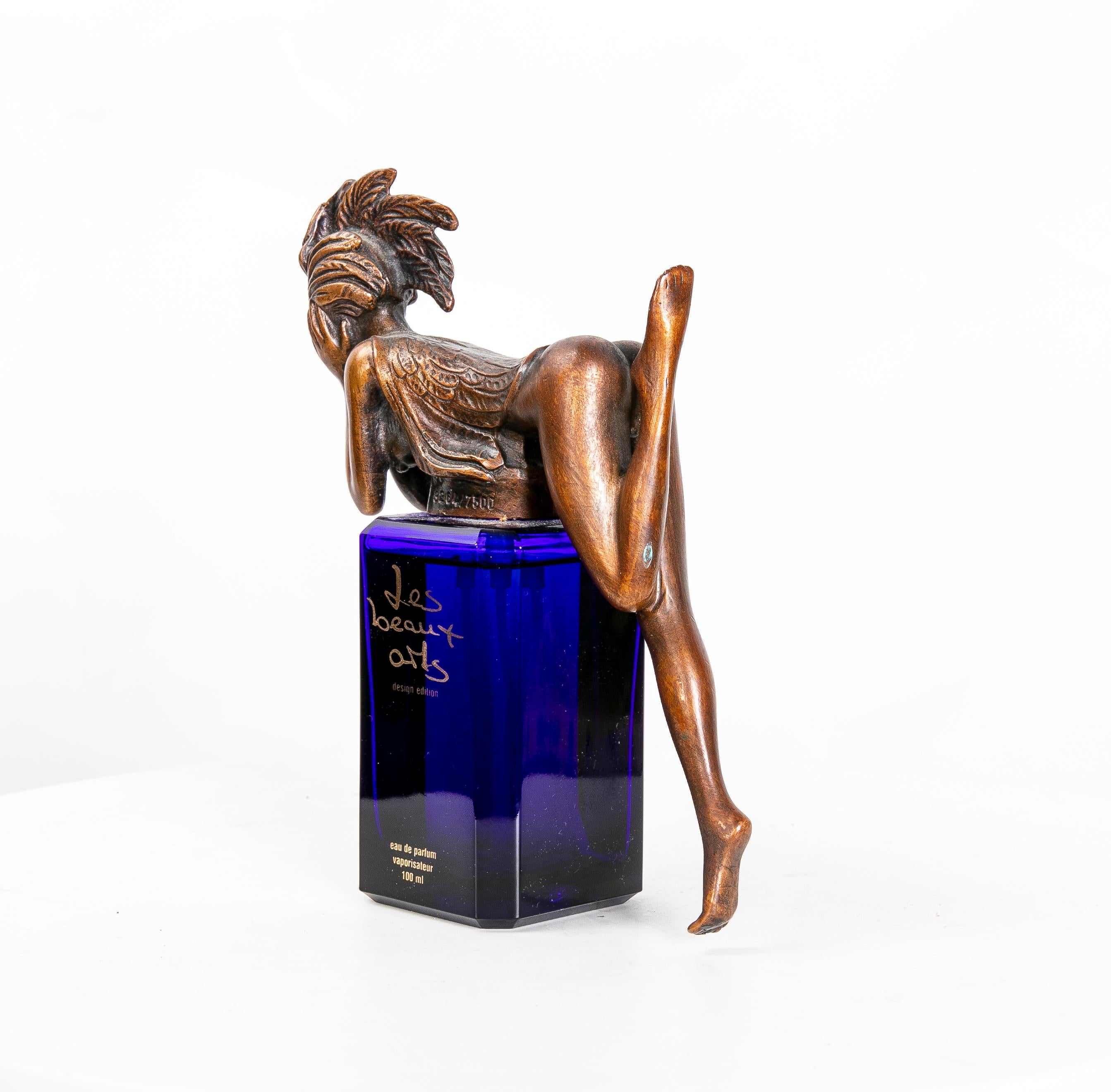 Flacon de parfum « Papagena » des Beaux-Arts de 1998 en verre bleu foncé avec figure en bronze, conçu par Ernst Fuchs. Edition limitée, Allemagne.
 