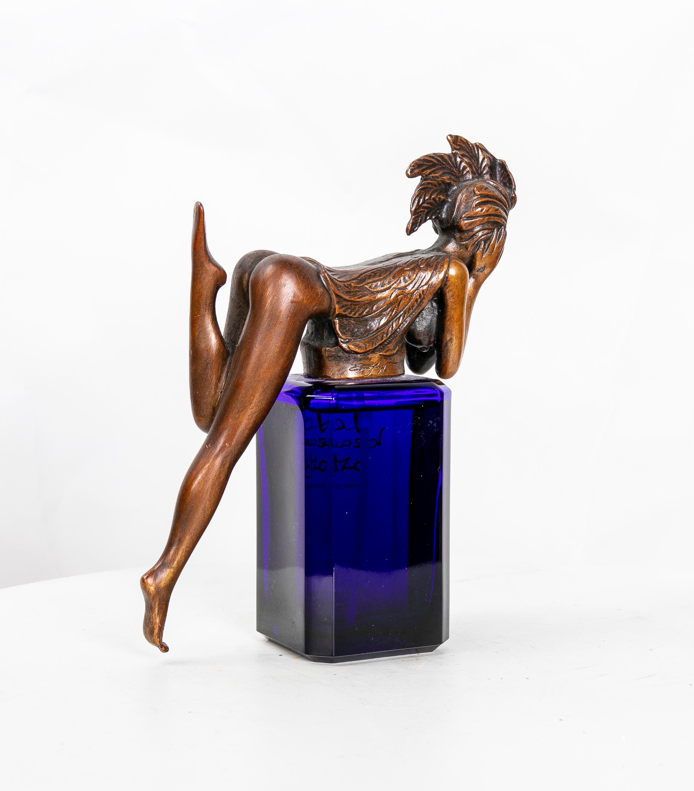 Français Flacon de parfum « Papagena » des Beaux-Arts en verre bleu foncé avec bronze, 1998