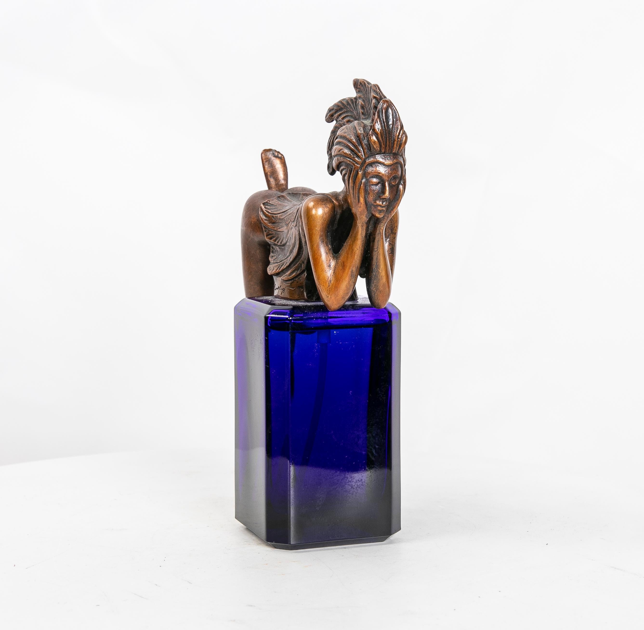 20ième siècle Flacon de parfum « Papagena » des Beaux-Arts en verre bleu foncé avec bronze, 1998