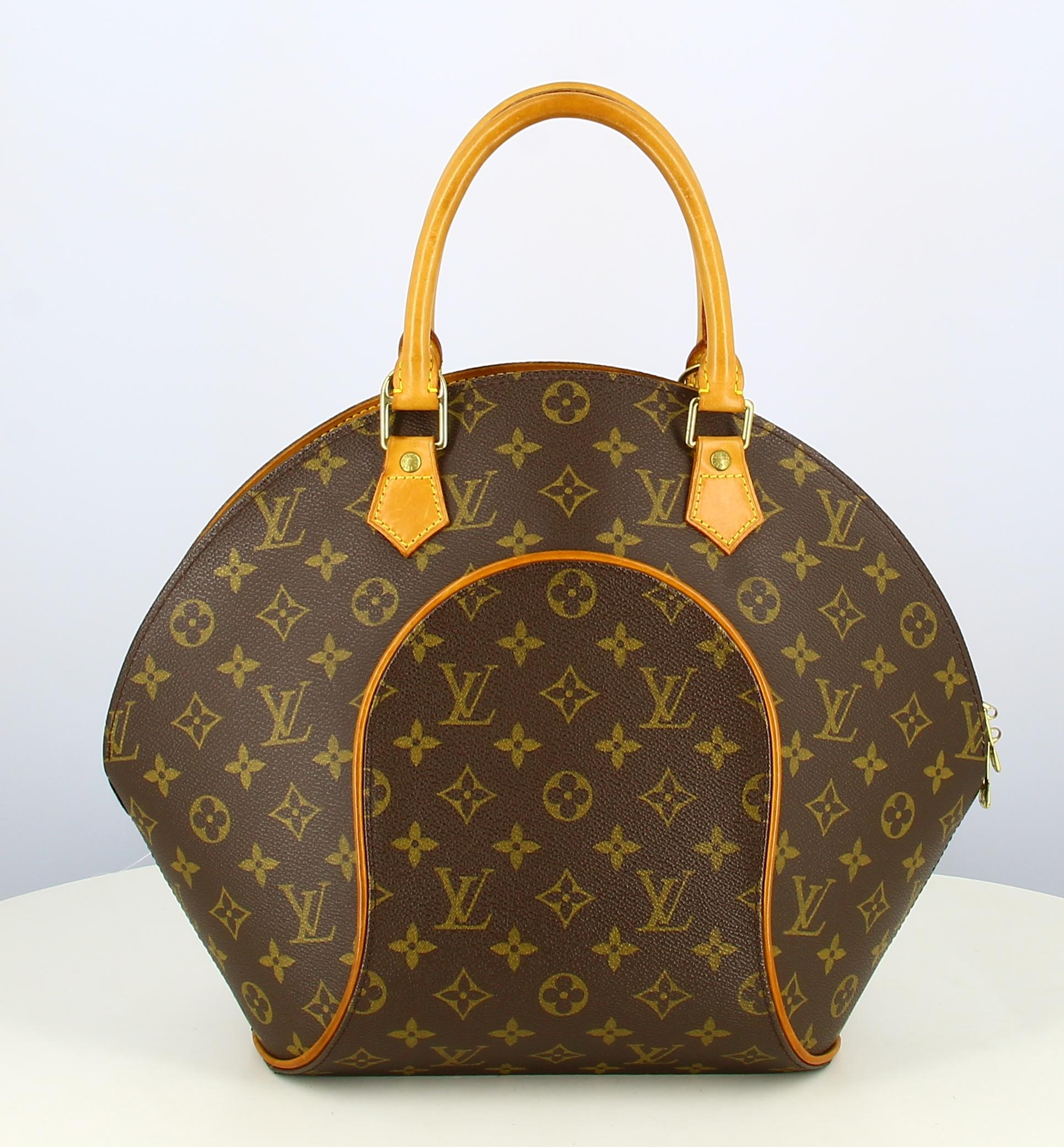 1998 Louis Vuitton Elipse Bag Monogram Canvas

- Very good condition. Shows very slight signs of wear over time. 
- Louis Vuitton Elipse Bag 
- Monogram canvas 
- Brown leather strap
- Clasp: Golden zip 
- Inside : Inside pocket