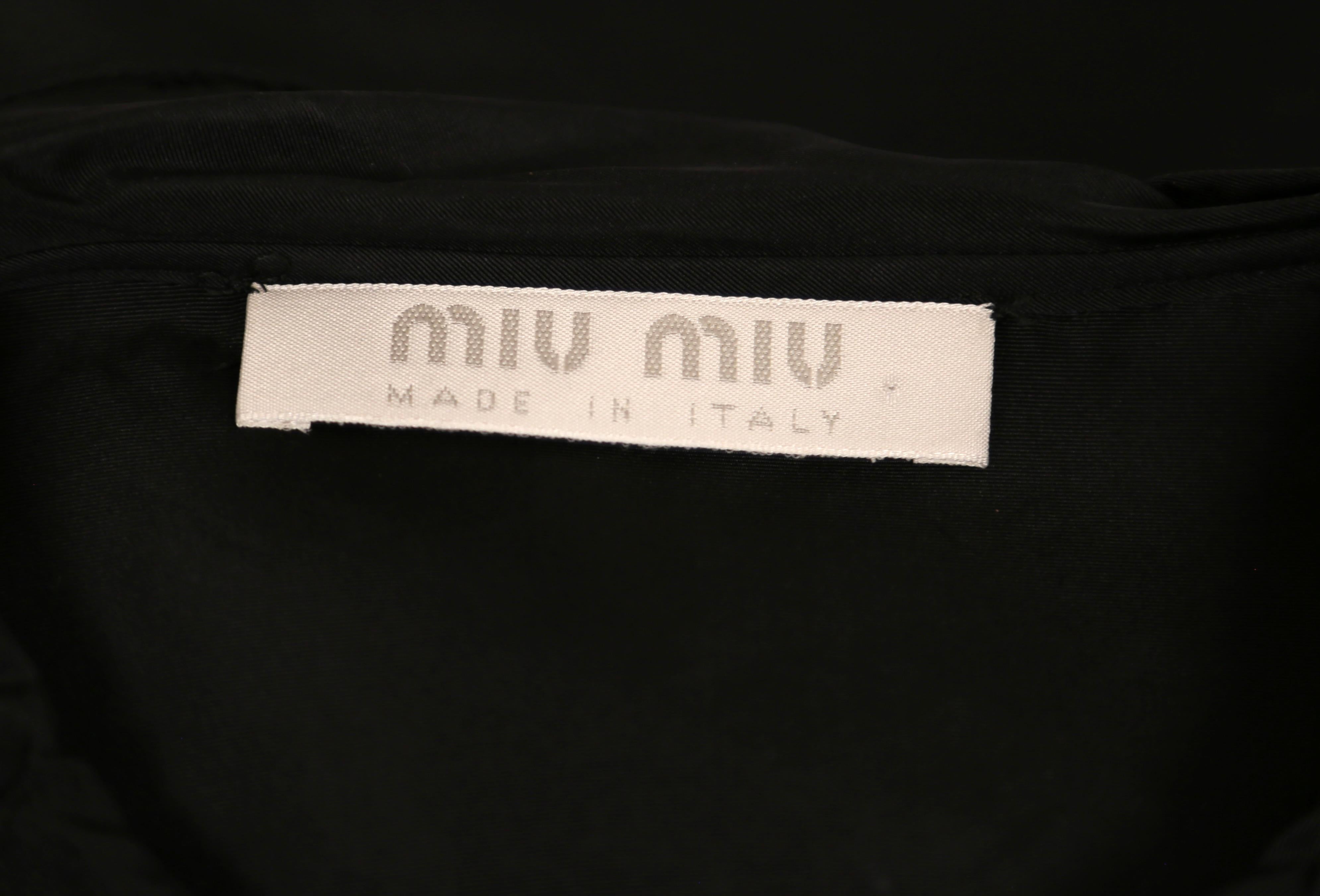 1998 MIU minimalistisches schwarzes Laufsteghemd mit Rüschen im Angebot 3