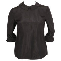 Chemise de défilé noire minimaliste à volants MIU MIU, 1998