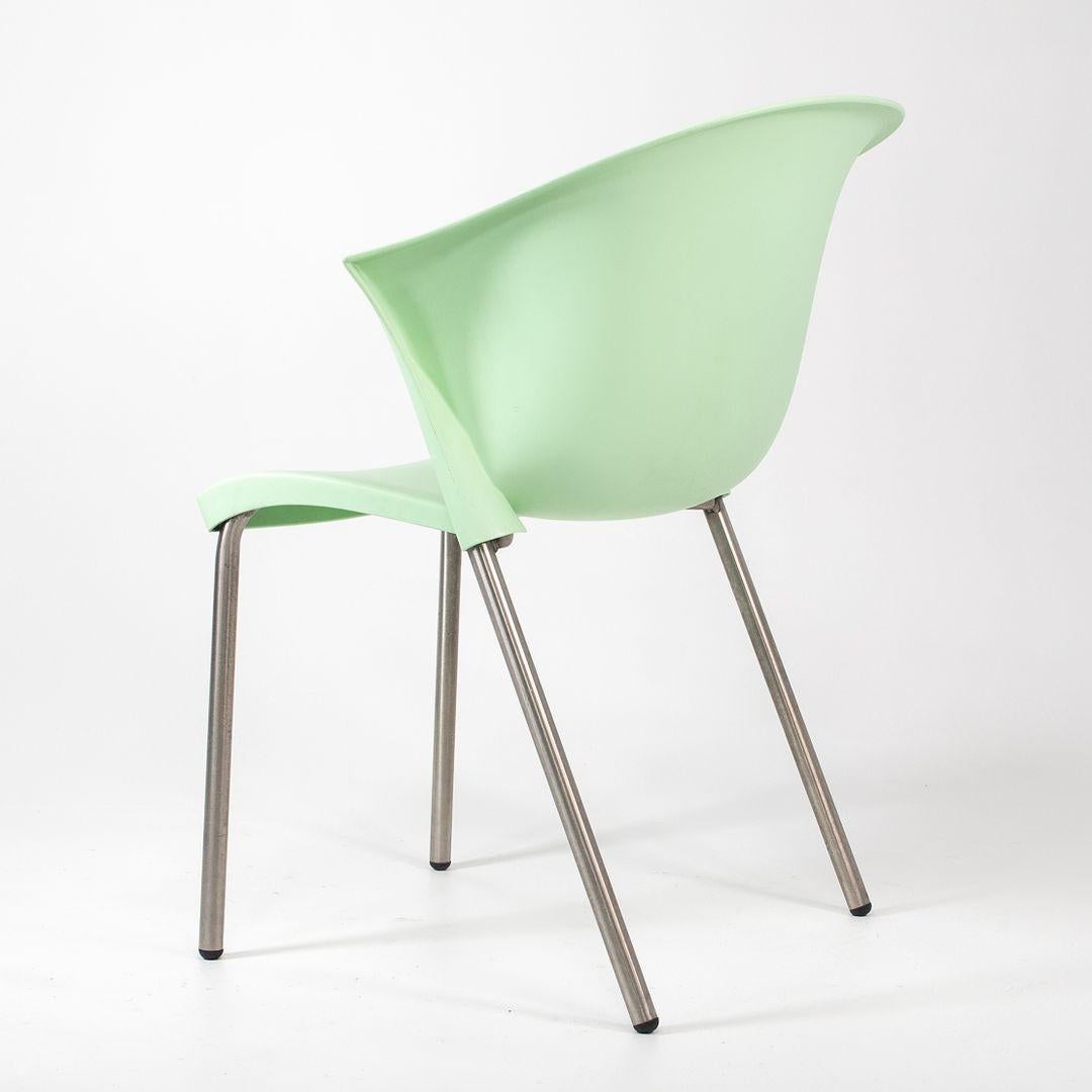 Se trata de un conjunto de tres sillas Bla Bla Bla, diseñadas originalmente por Marco Maran en 1998. Estos ejemplares en concreto fueron fabricados por Parri Designs en Italia C. 1998. Las sillas están formadas por una carcasa de plástico verde